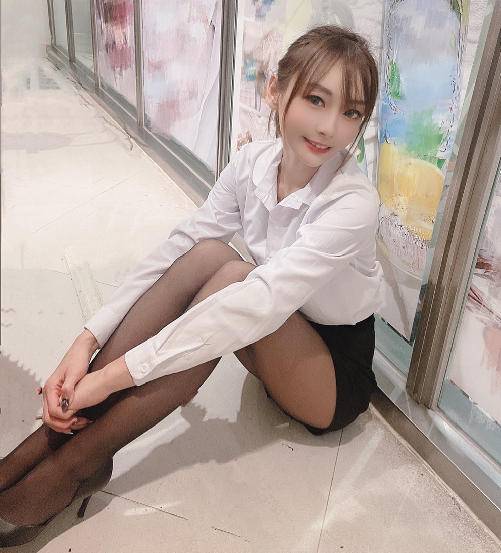 正妹「貓兒艾薇」 黑絲性感穿著看了全身發麻....誘惑全開-第1章-图片7