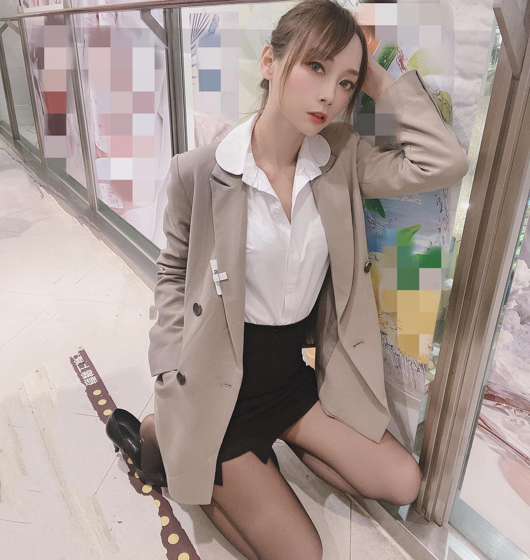 正妹「貓兒艾薇」 黑絲性感穿著看了全身發麻....誘惑全開-第1章-图片8