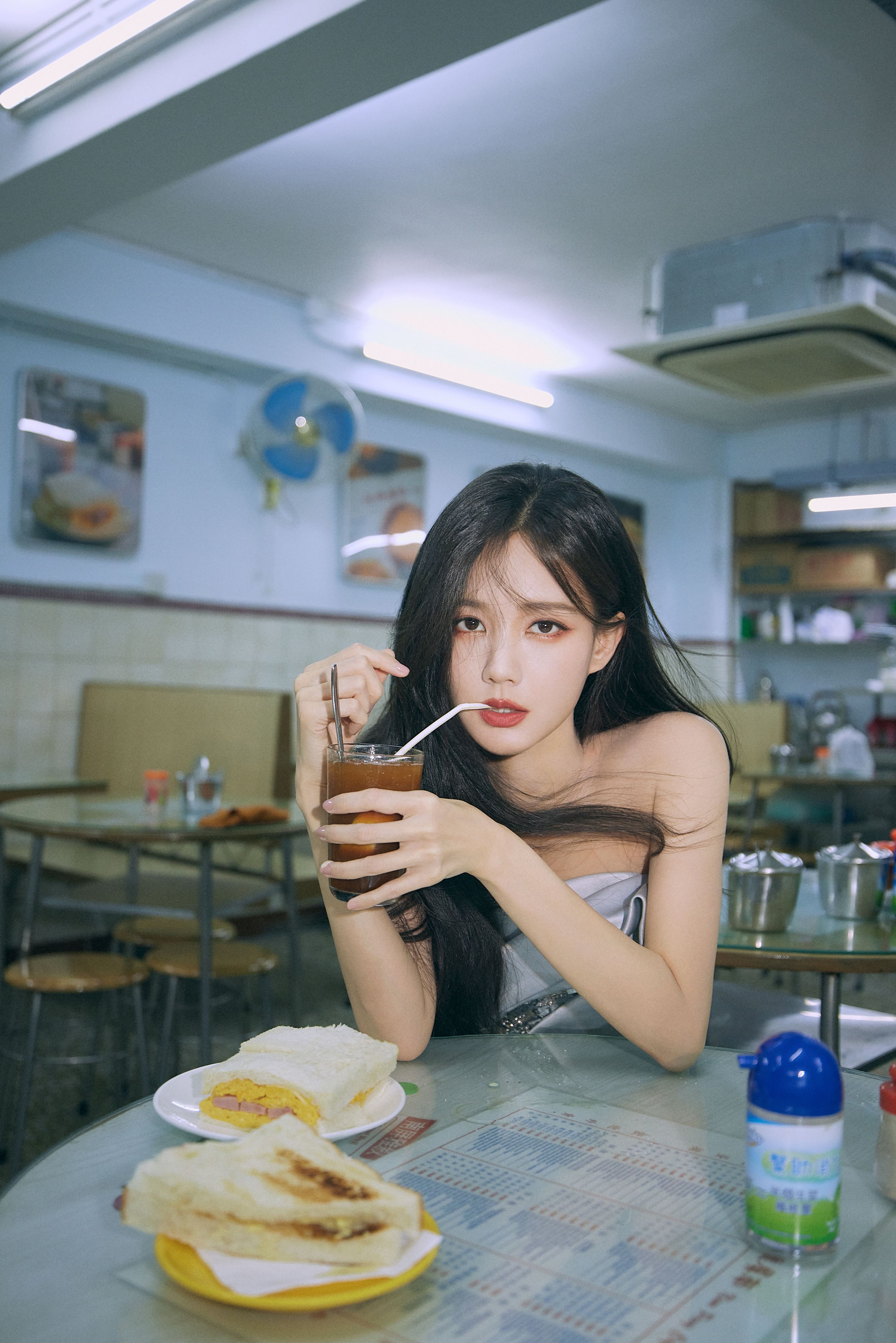 茶餐廳裡的公主桐—李一桐[高清套圖]-第1章-图片2