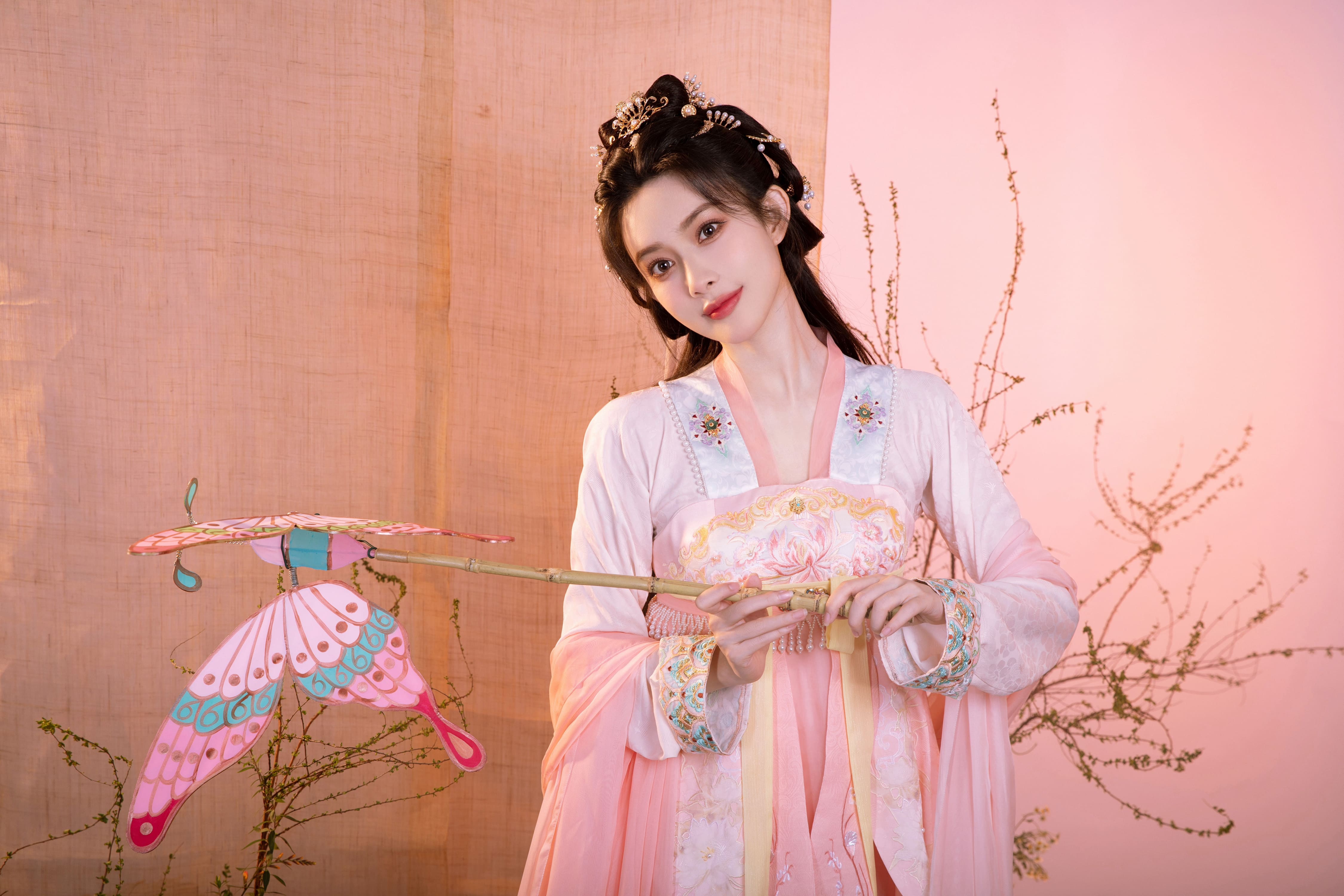 少女戲蝶嬌媚多姿—孟子義[高清套圖]-第1章-图片2