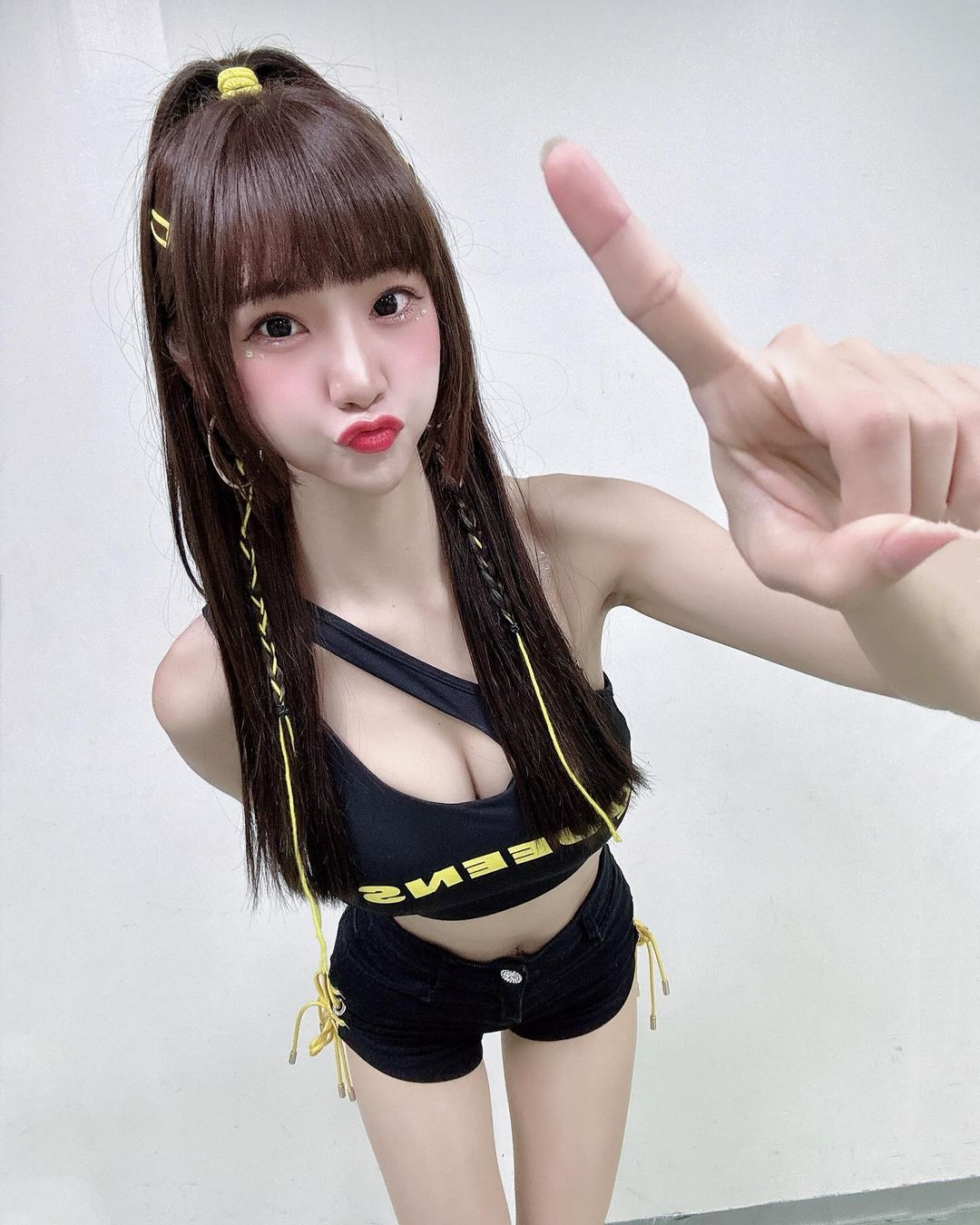 超辣女孩「Amber倩宇」完美身材挑戰極限！視線移不開-第1章-图片4