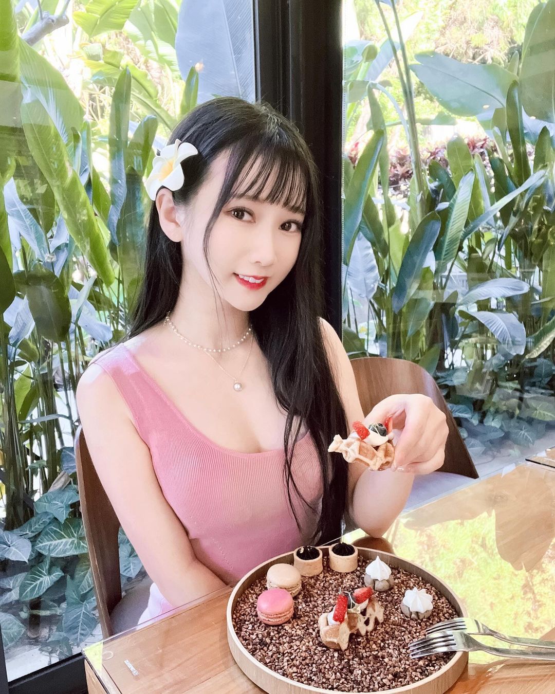 美乳正妹「Yvie又又」渾圓白皙上圍......比基尼包不住-第1章-图片3