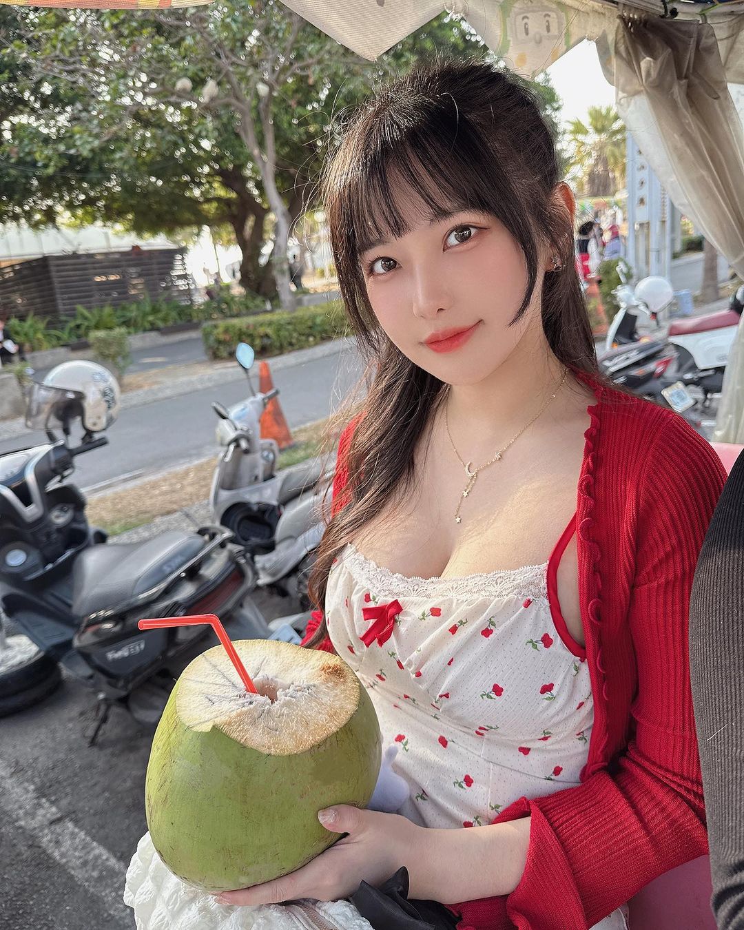 正妹直播主「依梨」渾圓美乳+水汪大眼有著超強電力-第1章-图片1