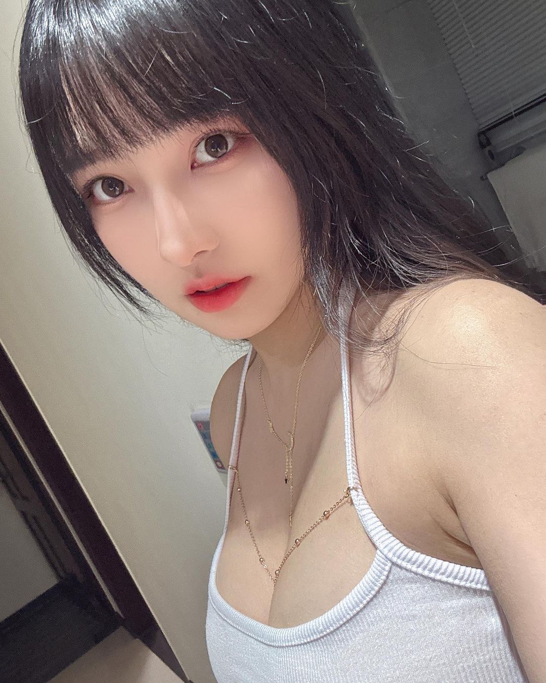 正妹直播主「依梨」渾圓美乳+水汪大眼有著超強電力-第1章-图片7