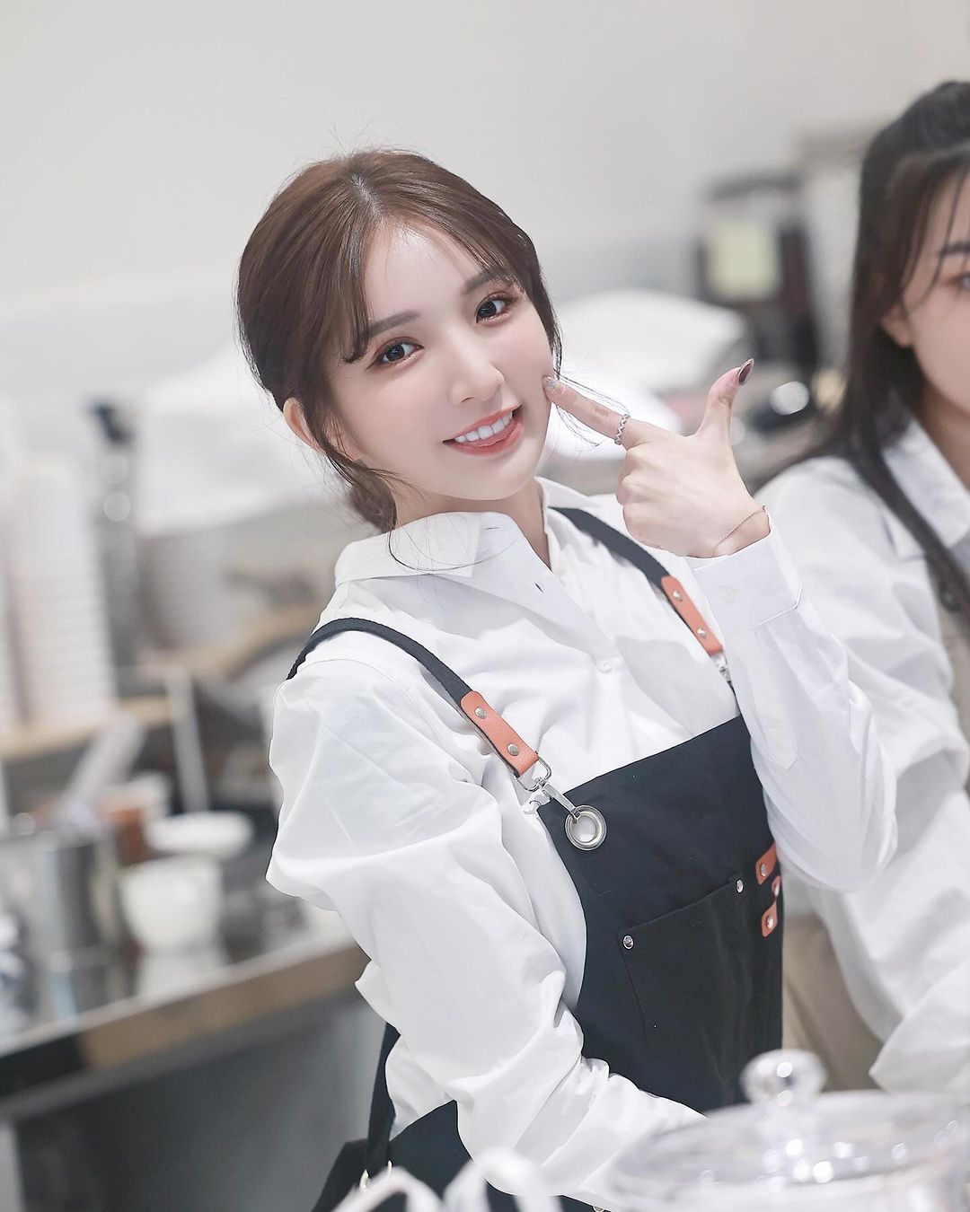 正妹「Dora」胸前車頭燈好兇！ 精緻美顏還有惹火身材-第1章-图片2