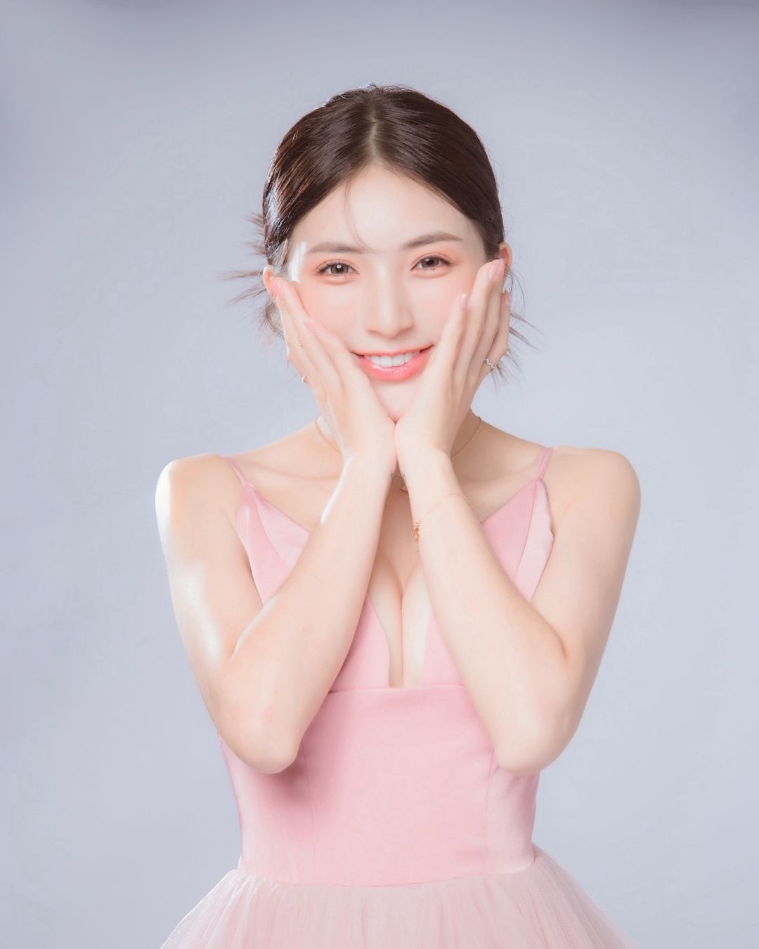 正妹「Dora」胸前車頭燈好兇！ 精緻美顏還有惹火身材-第1章-图片4