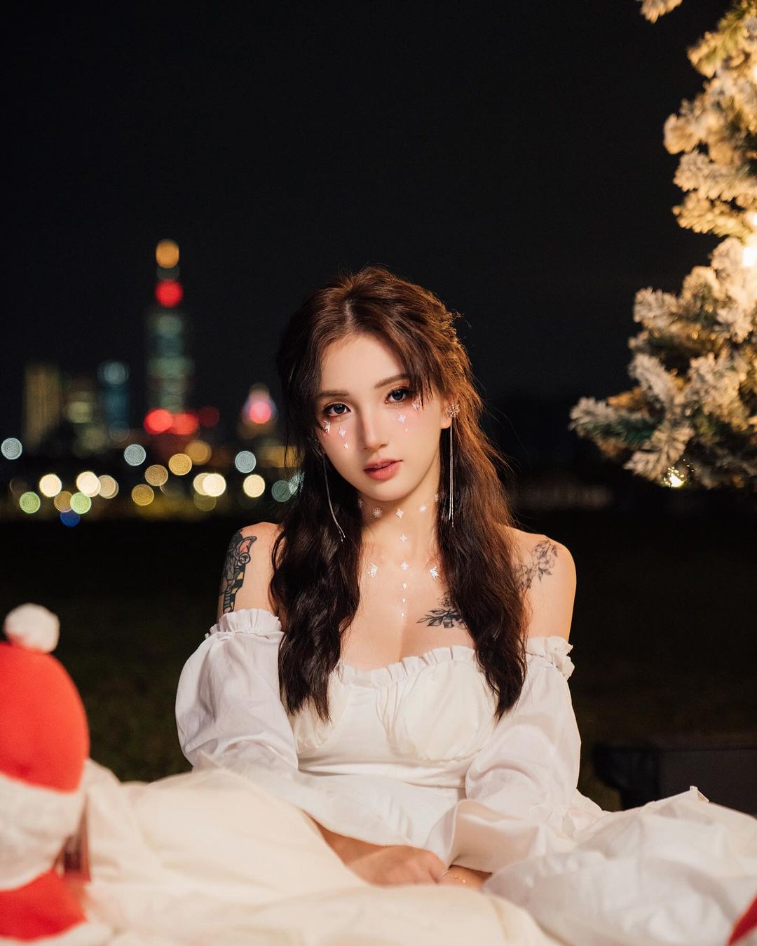 正妹「Dora」胸前車頭燈好兇！ 精緻美顏還有惹火身材-第1章-图片5