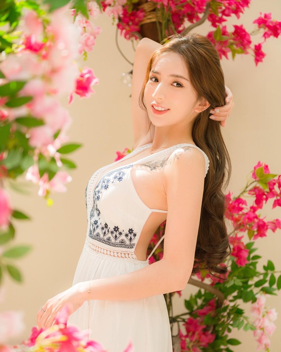 正妹「Dora」胸前車頭燈好兇！ 精緻美顏還有惹火身材-第1章-图片9