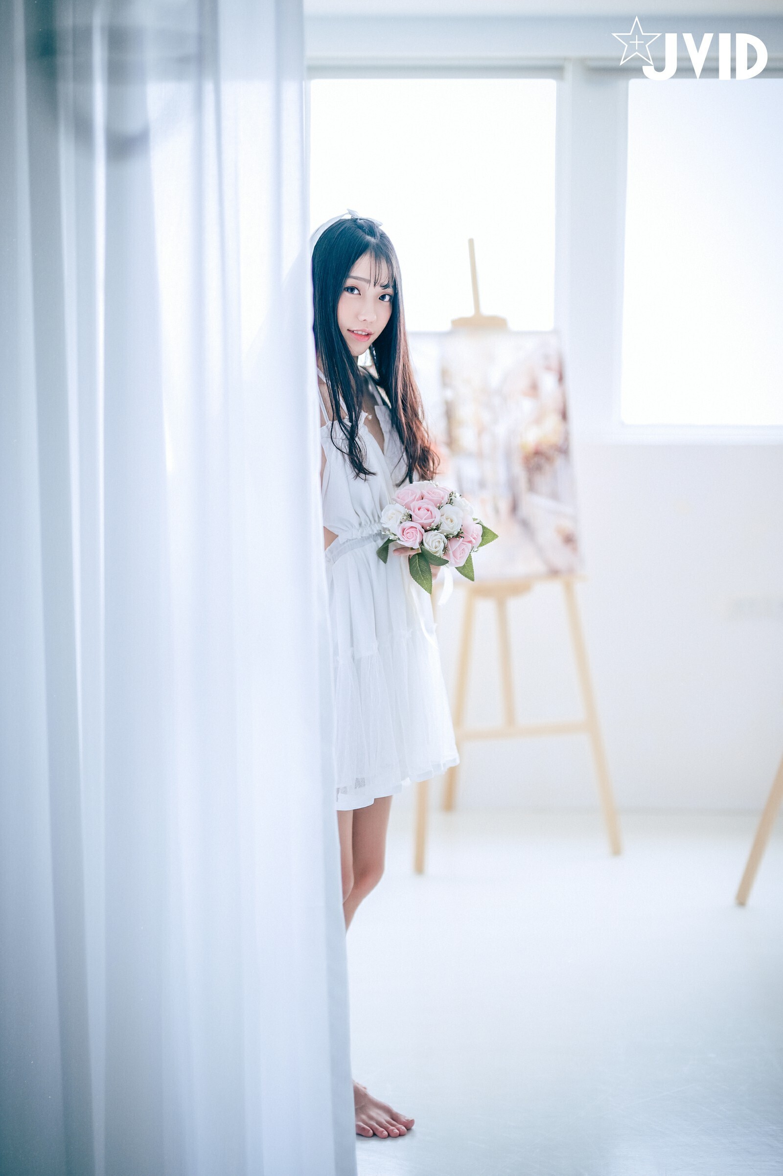 透明白紗俏麗小妞