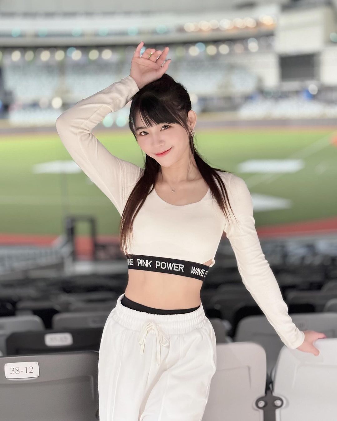 正妹「陸筱晴」細腰曲線好誘惑！眼睛狂吃冰淇淋-第1章-图片2