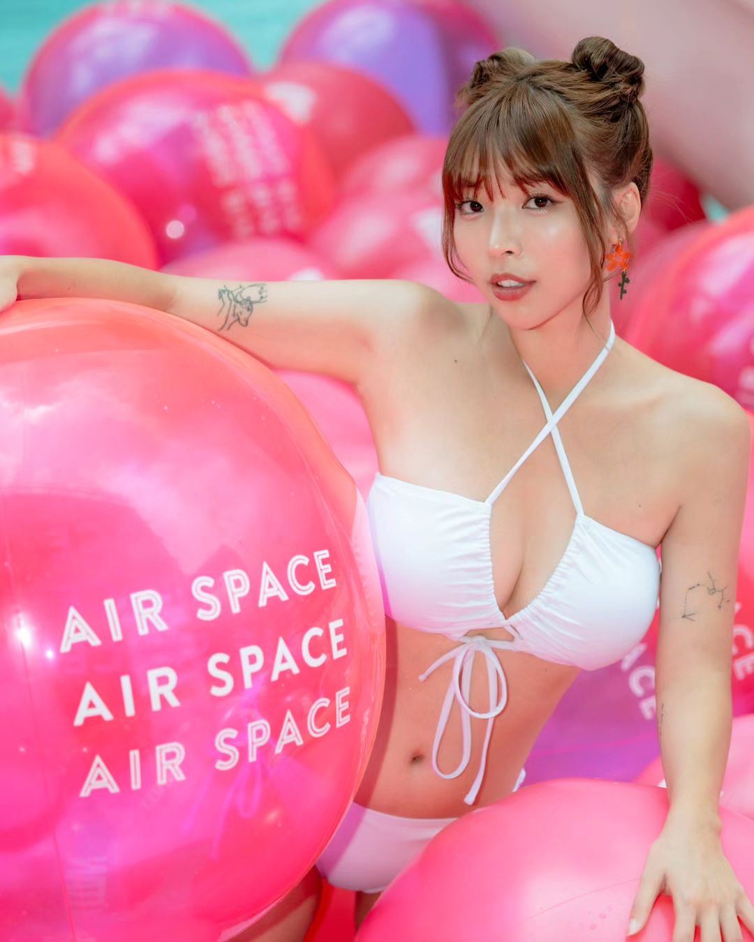 網紅正妹出國放飛「火辣比基尼」豐滿罩不住超兇曲線全外洩-第1章-图片5