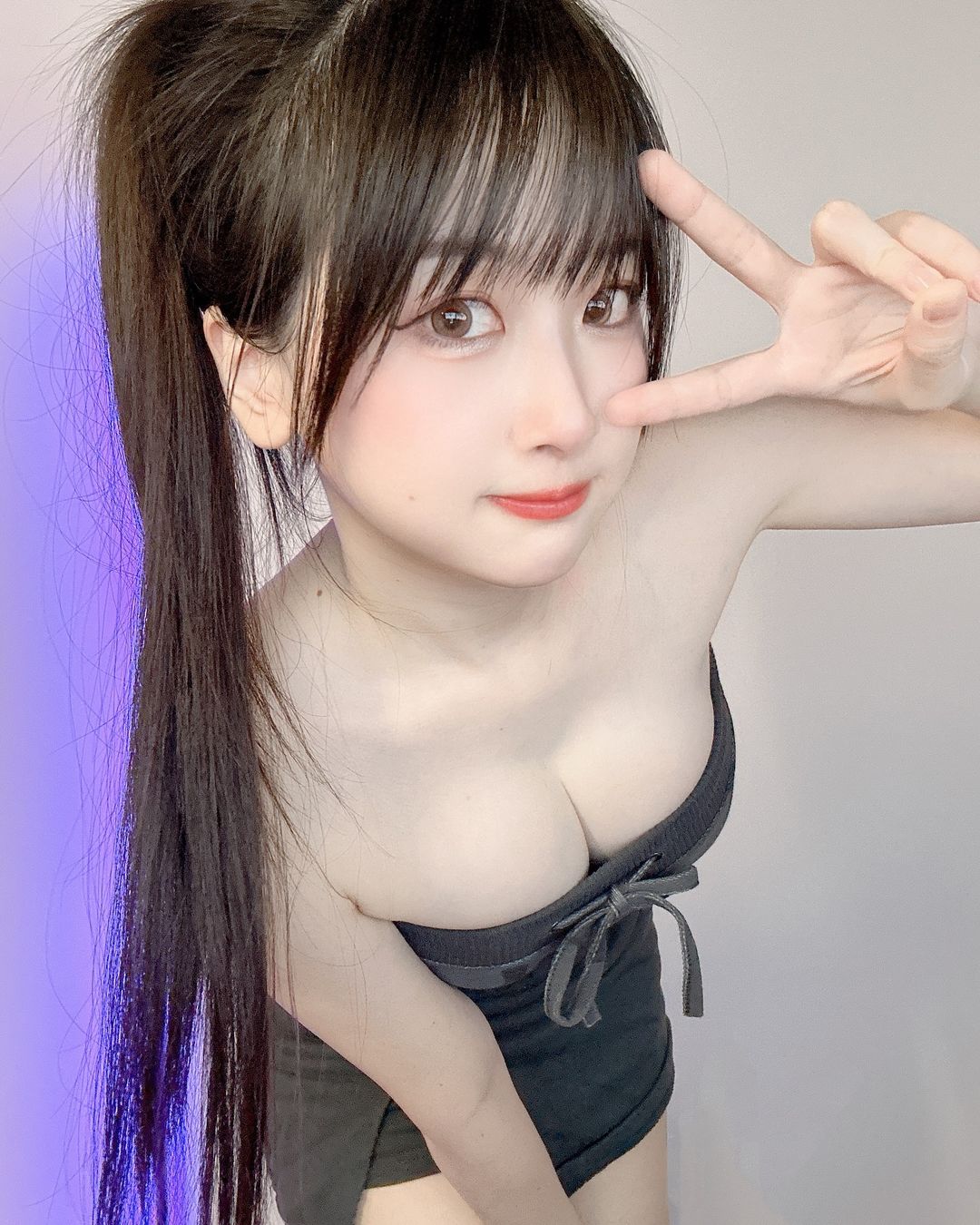 俏皮女神「薇薇」乳量都溢出來 雪白美胸超犯規-第1章-图片1