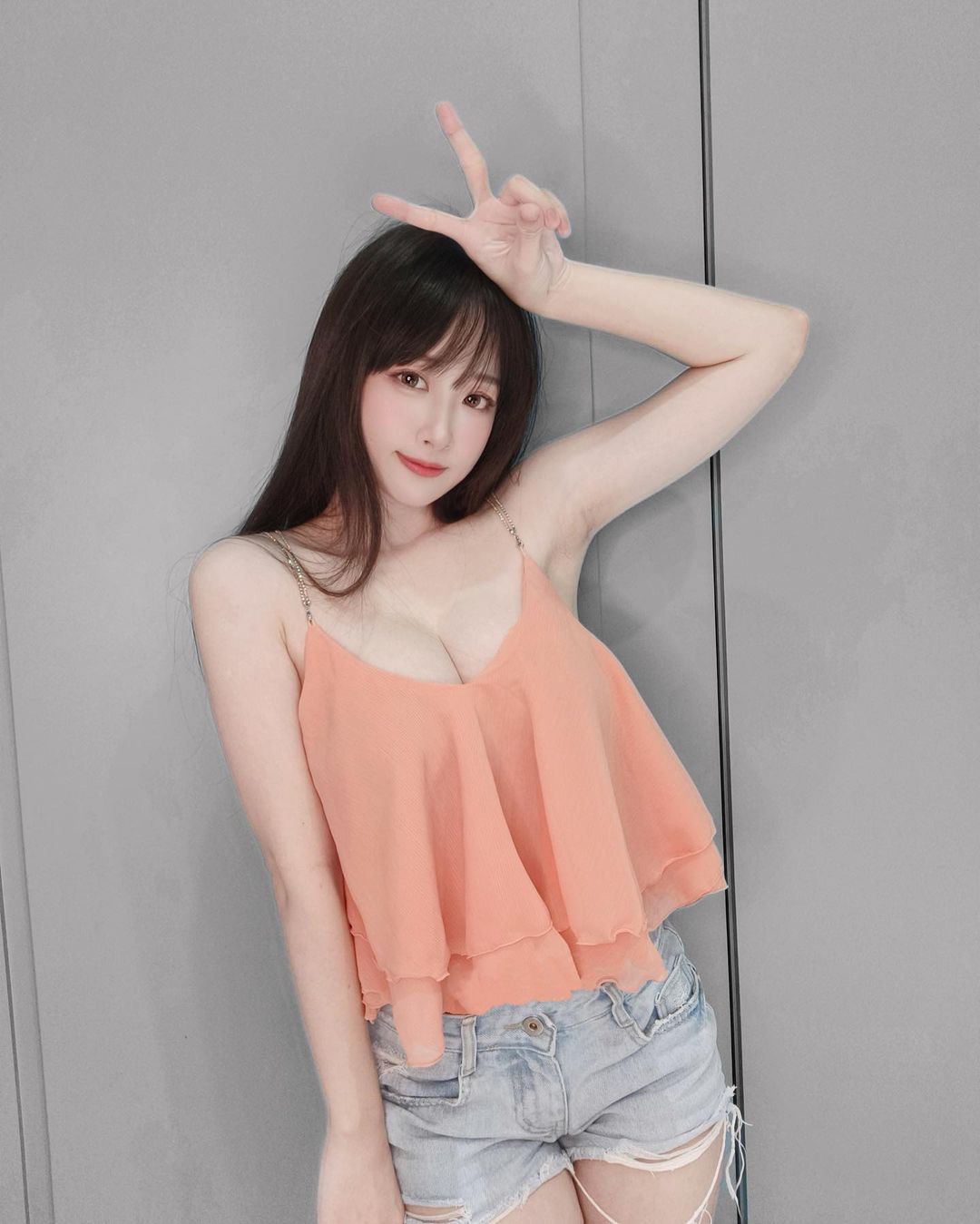 俏皮女神「薇薇」乳量都溢出來 雪白美胸超犯規-第1章-图片6