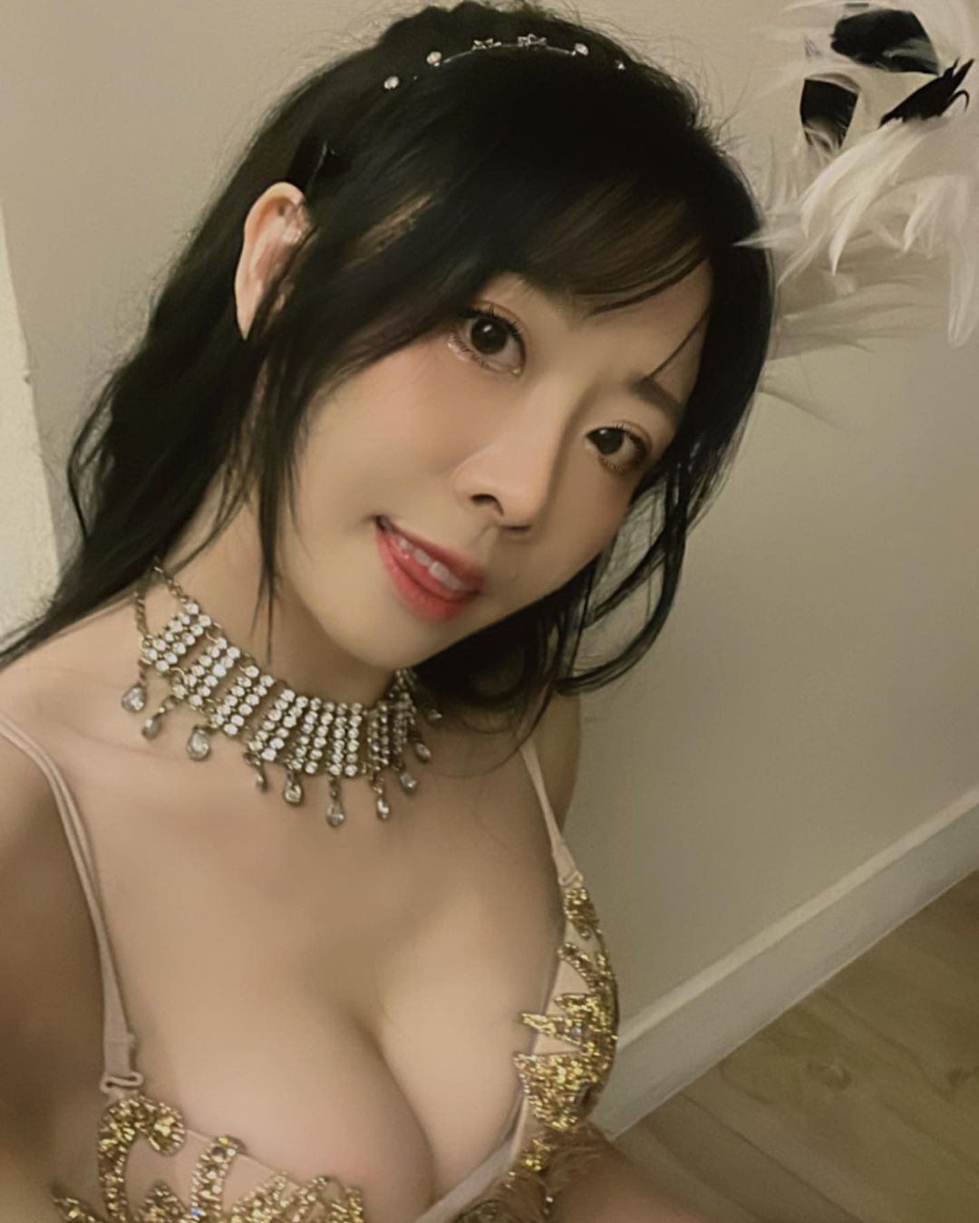 「Cali卡兒」水靈大眼好吸引人 挺雪白美肌畫面好狂-第1章-图片3