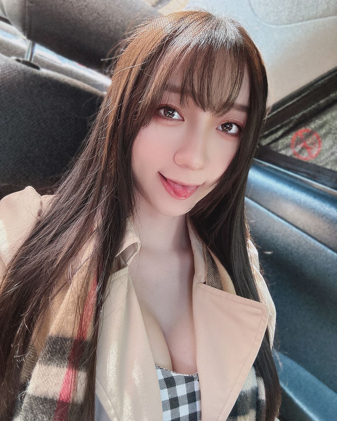 大眼正妹「子喵」露出深邃乳溝畫面 網友招架不住-第1章-图片6