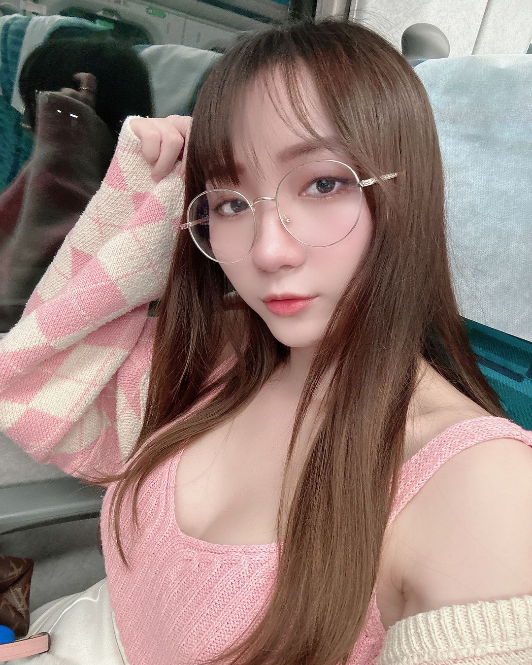 大眼正妹「子喵」露出深邃乳溝畫面 網友招架不住-第1章-图片9