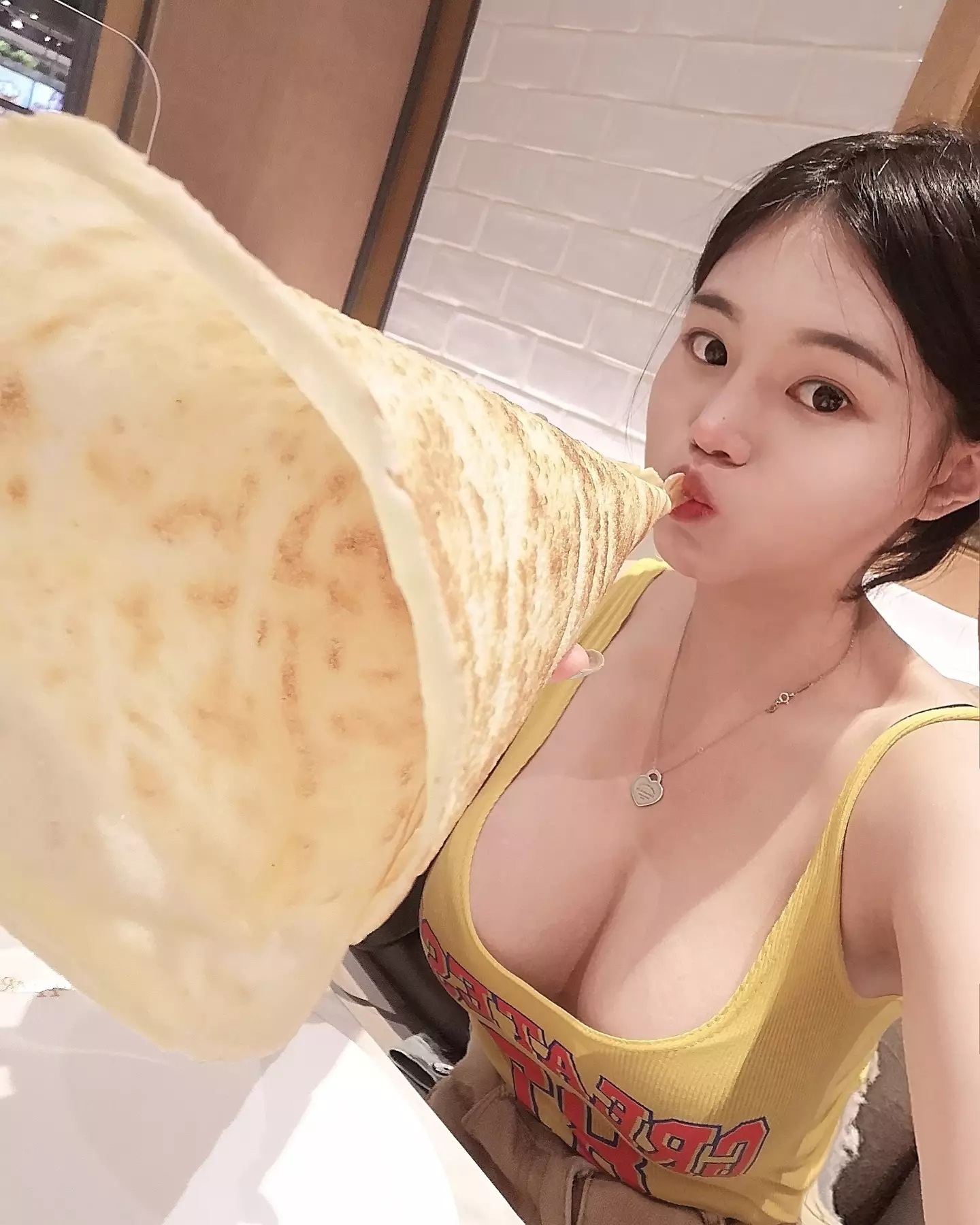 正妹組傢俱影片無私流出！彎腰一下春光外洩全看光-第1章-图片7