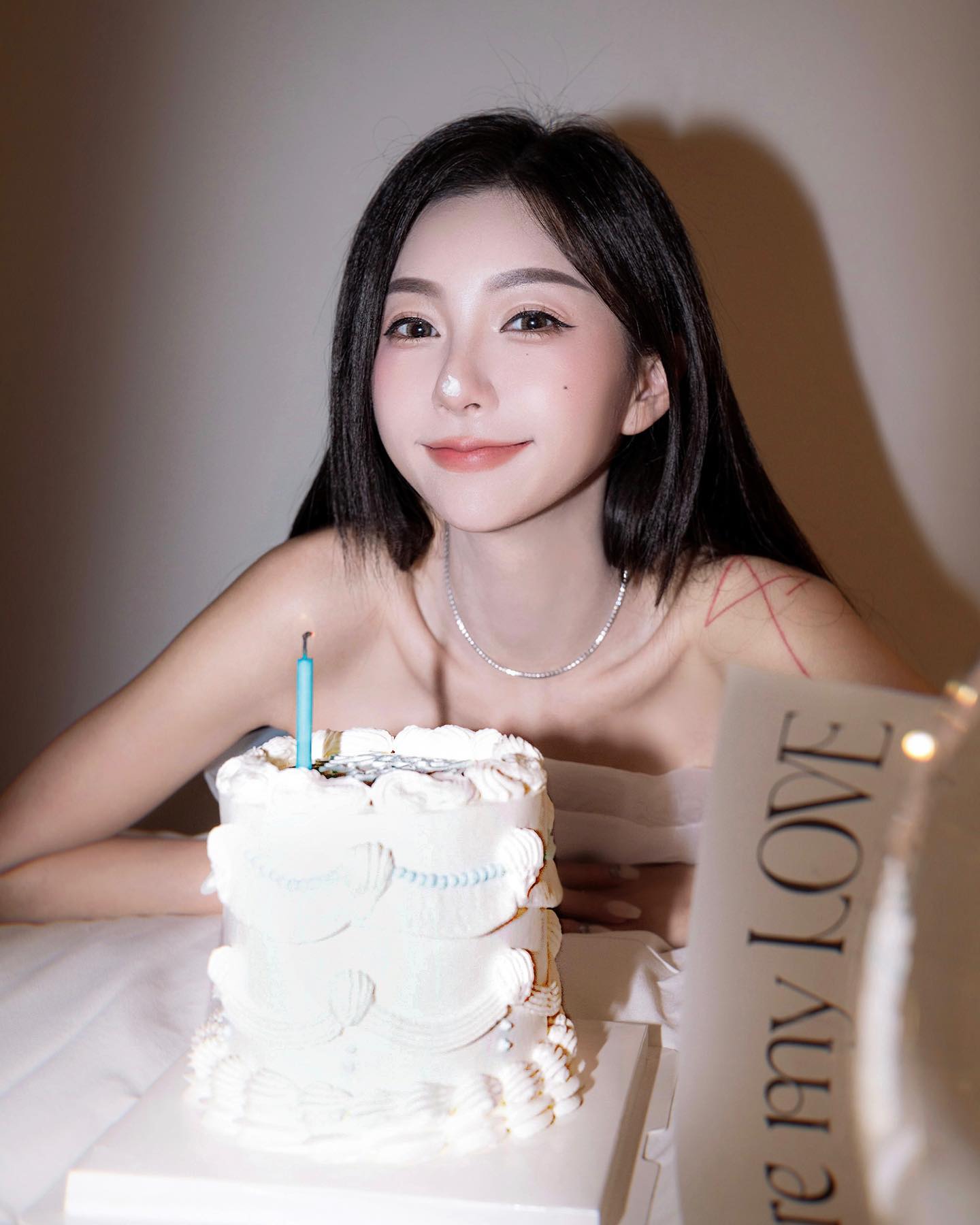 白皙奶妹「許酸酸」大秀渾圓美乳＋性感腰身.....毫無遮掩-第1章-图片1