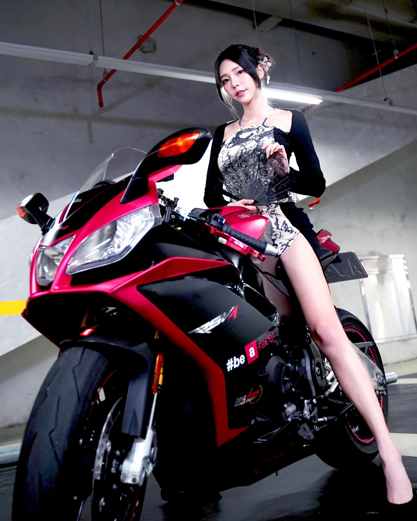 重機女神「王晨飄」大秀完美長腿 集性感於一身-第1章-图片1