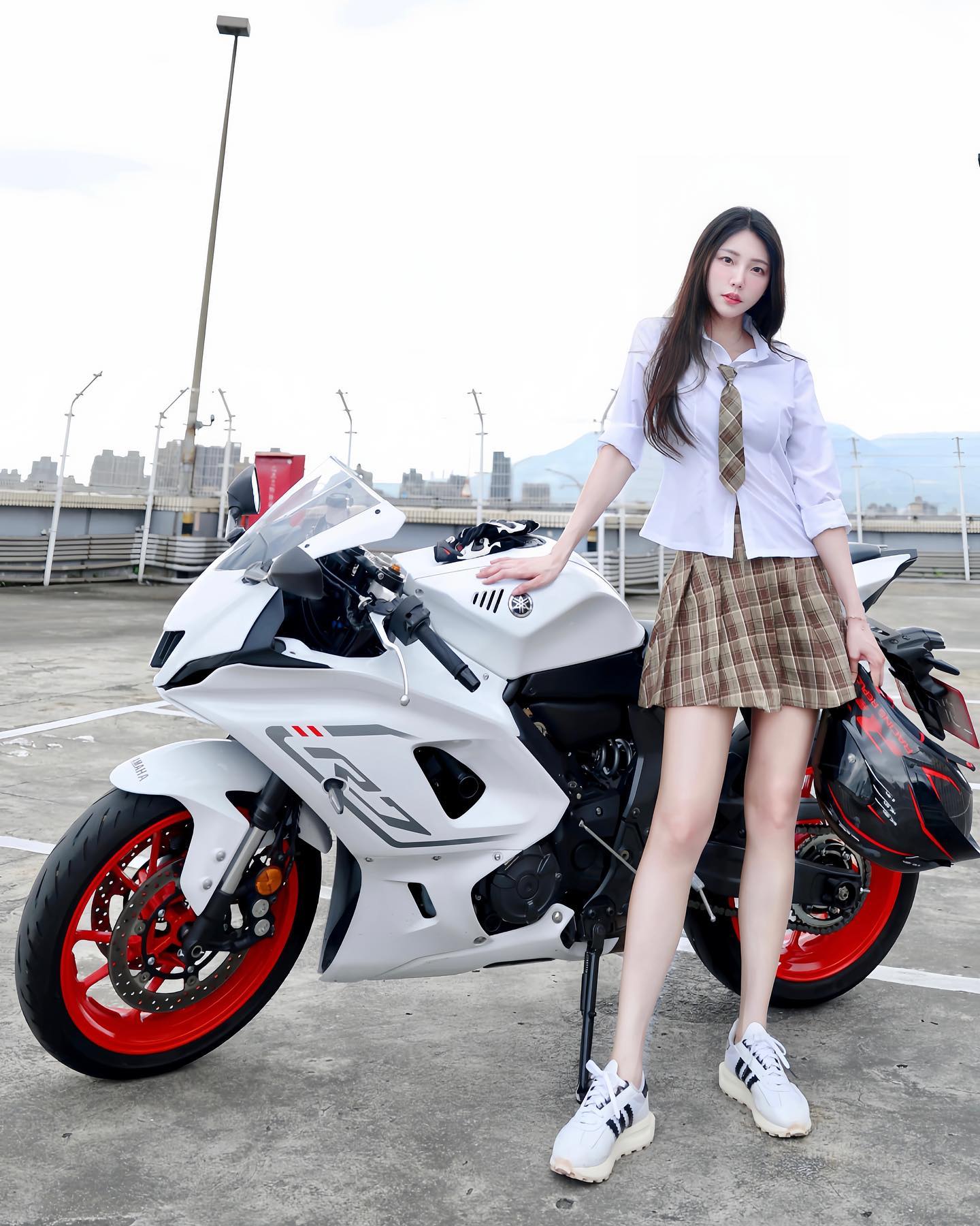 重機女神「王晨飄」大秀完美長腿 集性感於一身-第1章-图片5