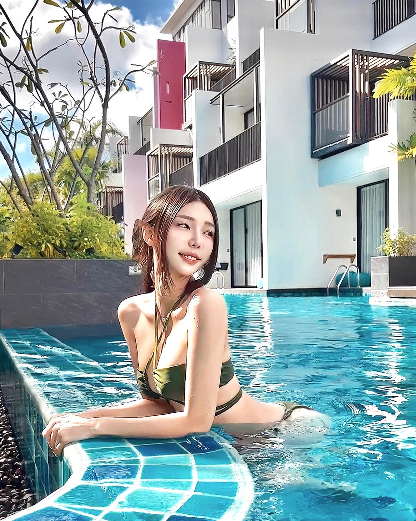 重機女神「王晨飄」大秀完美長腿 集性感於一身-第1章-图片9