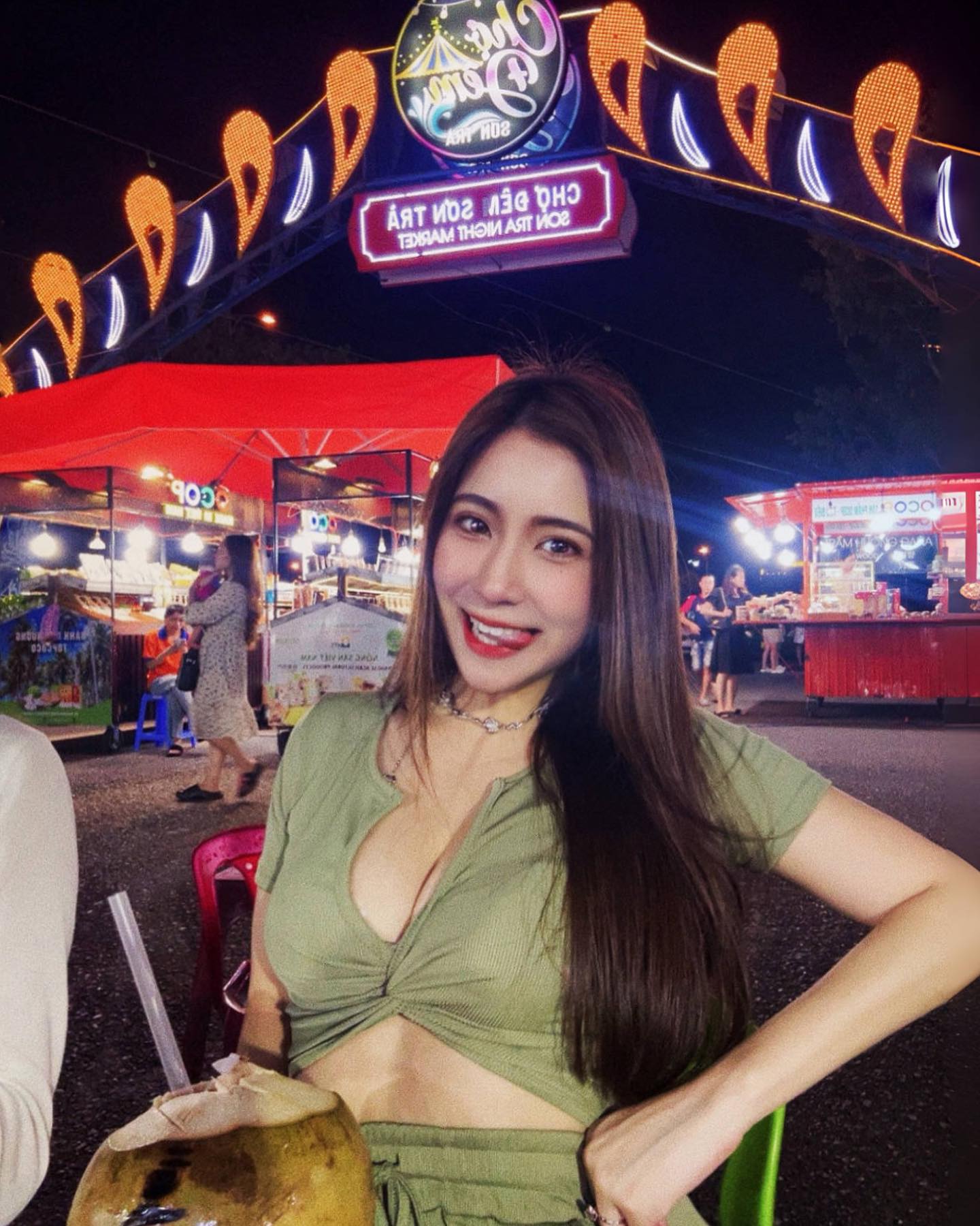 「小璦AiHsieh」性感體態引人遐想.....小露白嫩雙峰-第1章-图片9