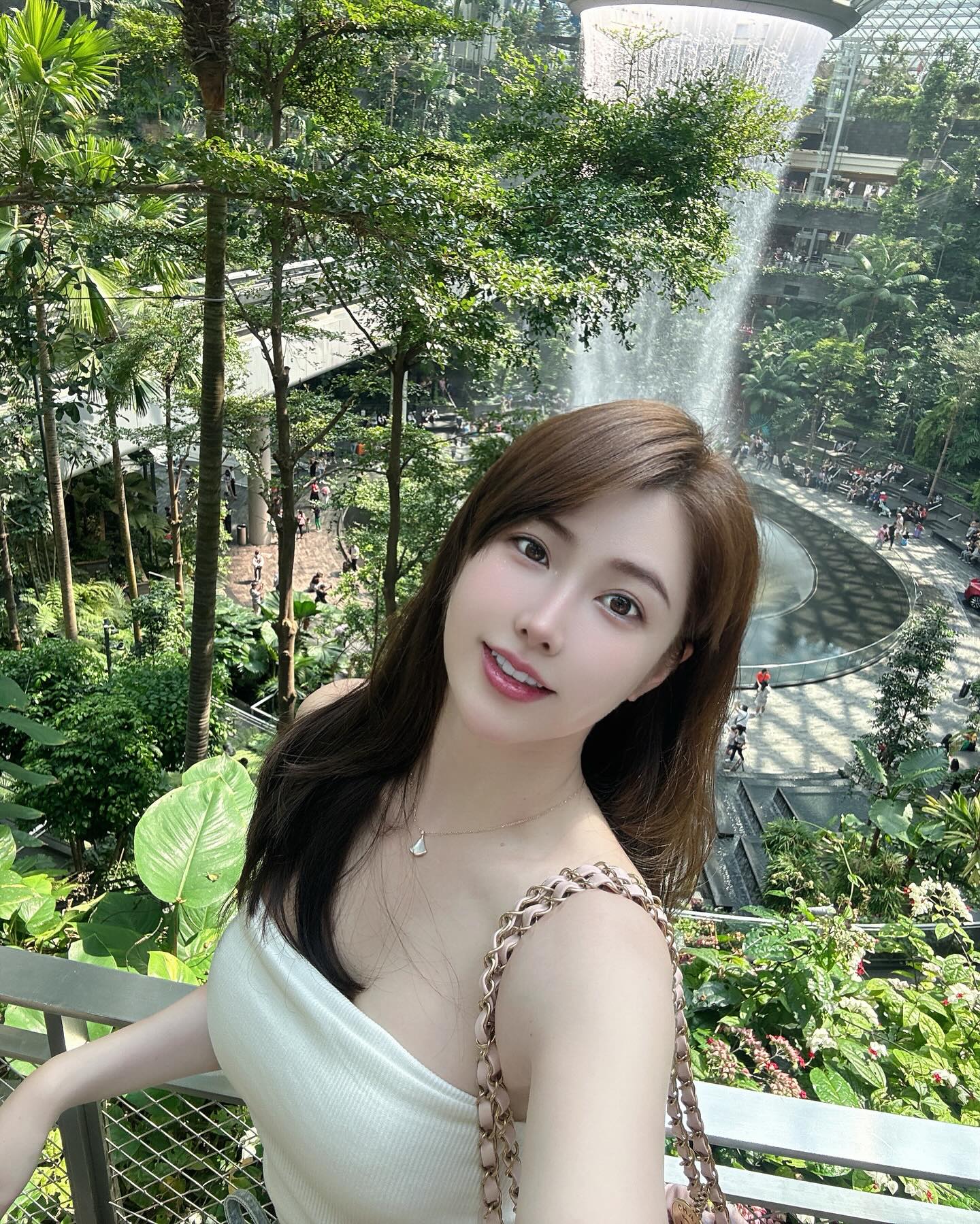 長髮嫩妹「李馨cin cin」白皙身材...性感韻味招架不住-第1章-图片9