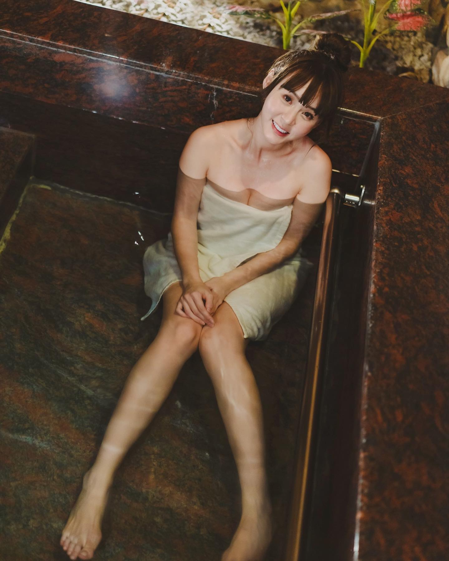 短今泳衣被笑阿嬤花色！胸前「邪惡領域」掉出超兇事業線-第1章-图片2