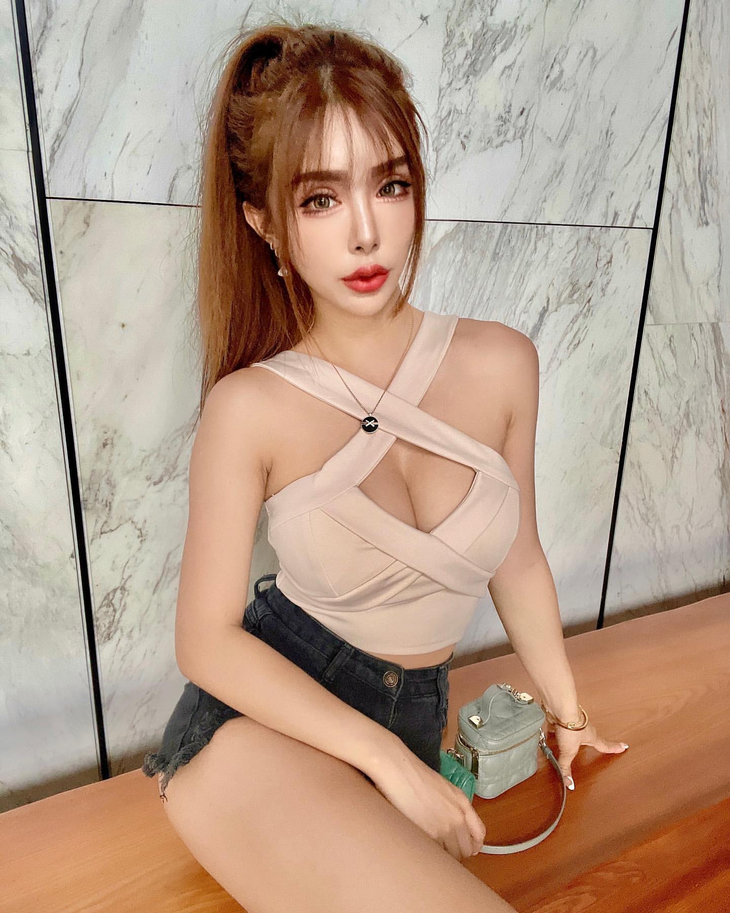 誰能拒絕擁有~身材般火辣且笑容像天使般的辣妹~-第1章-图片2