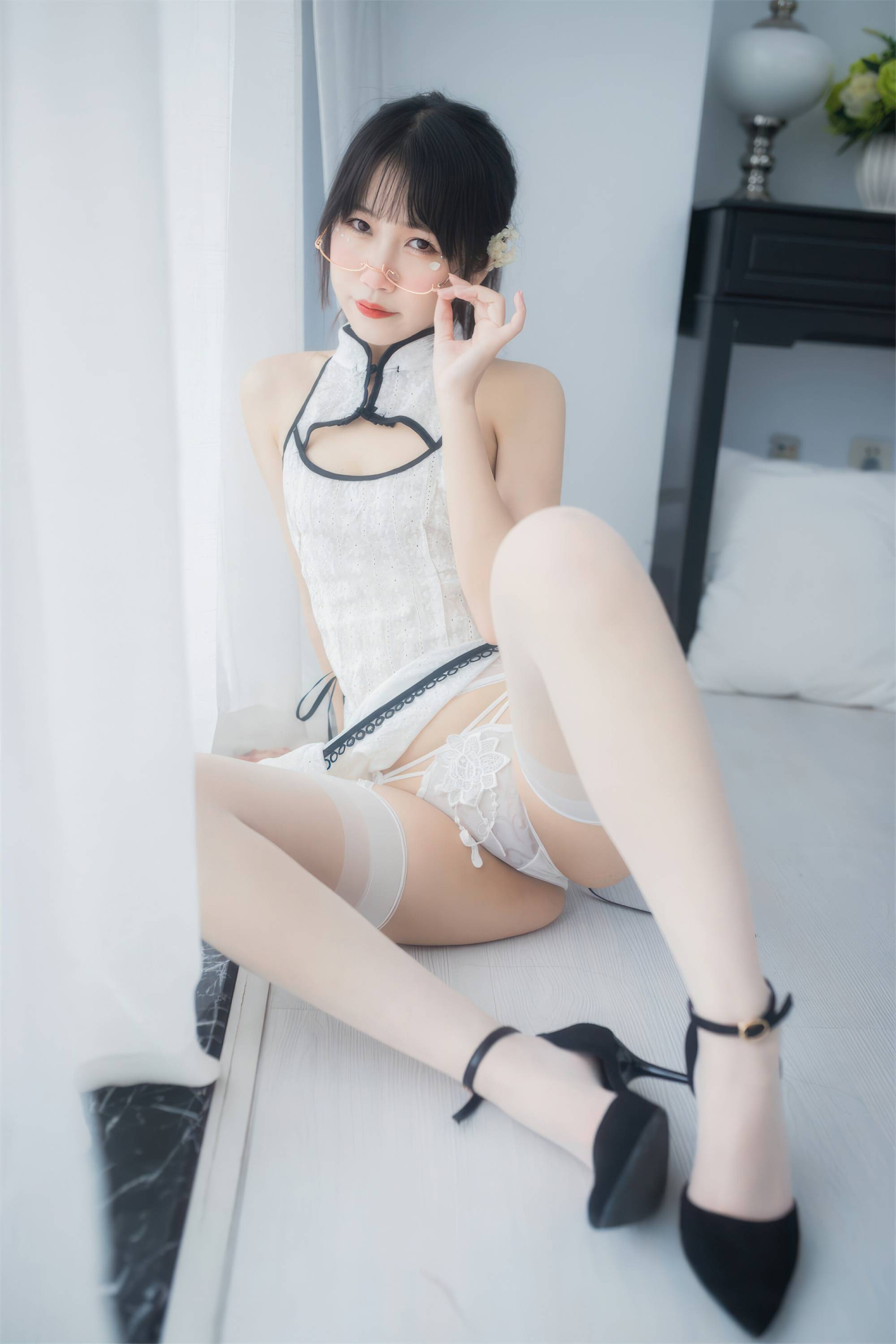 【網路收集系列】福利姬 不呆貓《 人妻白旗袍 》VIP福利帖全【58P】-第1章-图片1