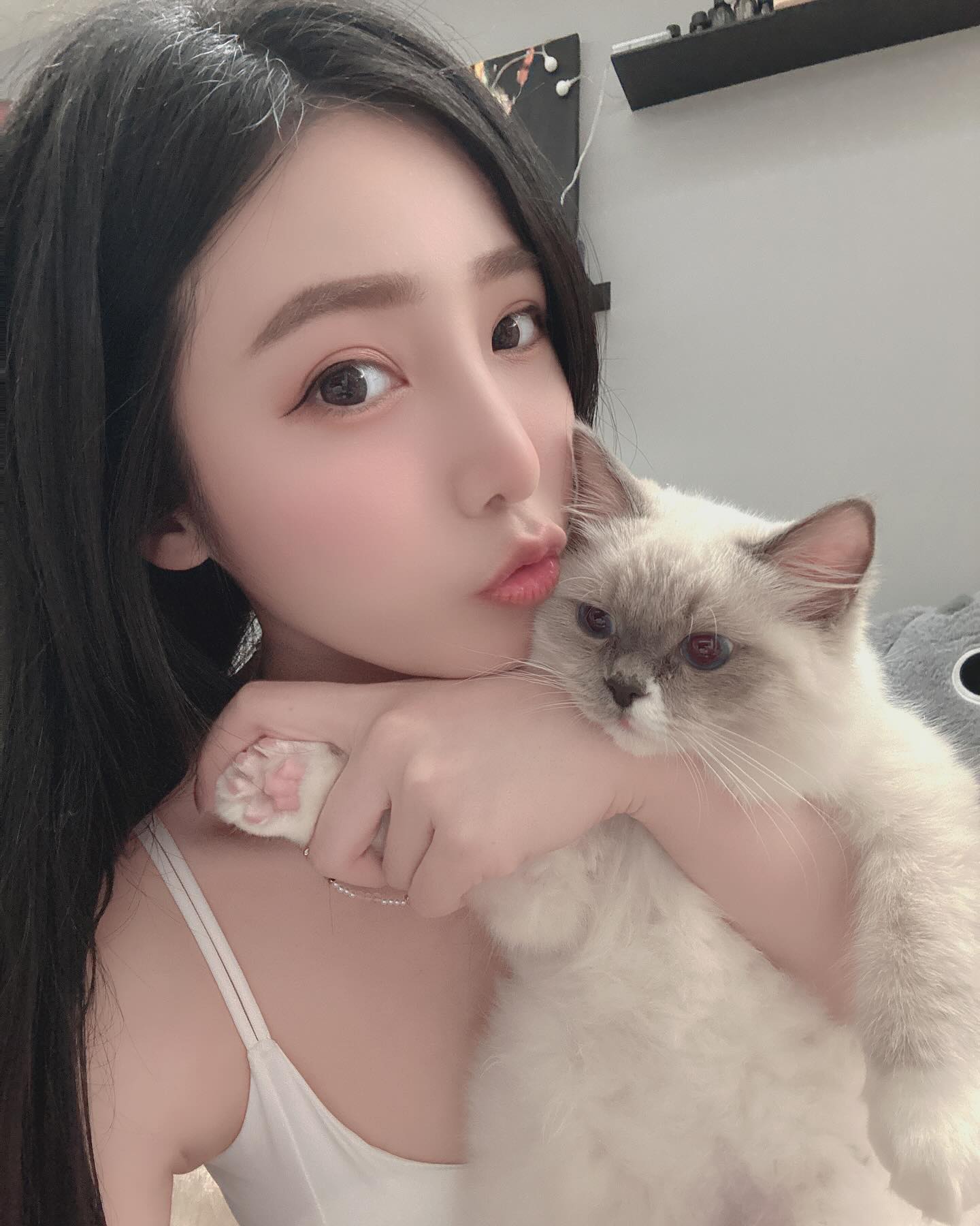 正妹「許薇安」美艷氣質無人能擋 乳量威力也太猛-第1章-图片2