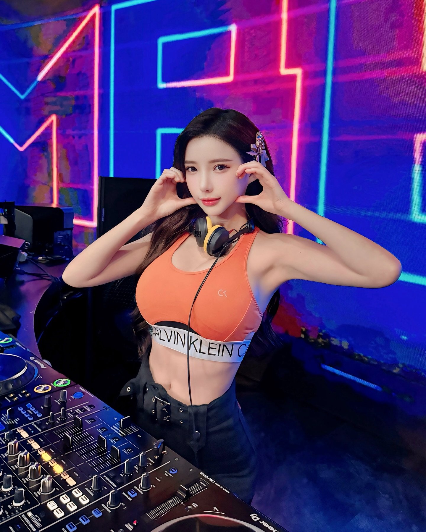 最辣DJ現身潑水節！濕身炸出「渾圓UU」全場嗨到不行-第1章-图片5