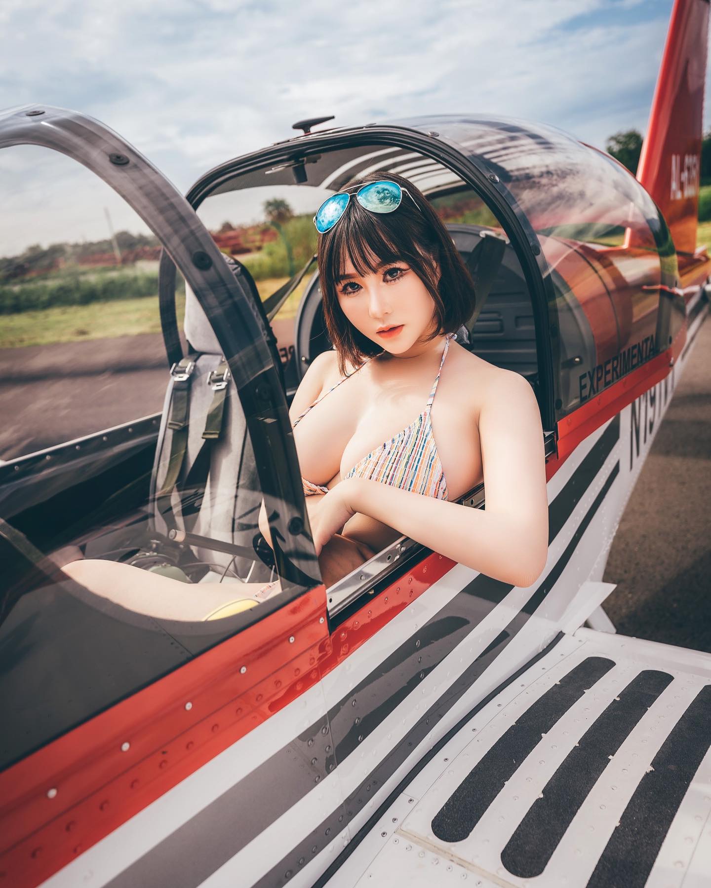 短髮女神「希維亞」飛機照內衣「F罩杯快掉出來了」！-第1章-图片1