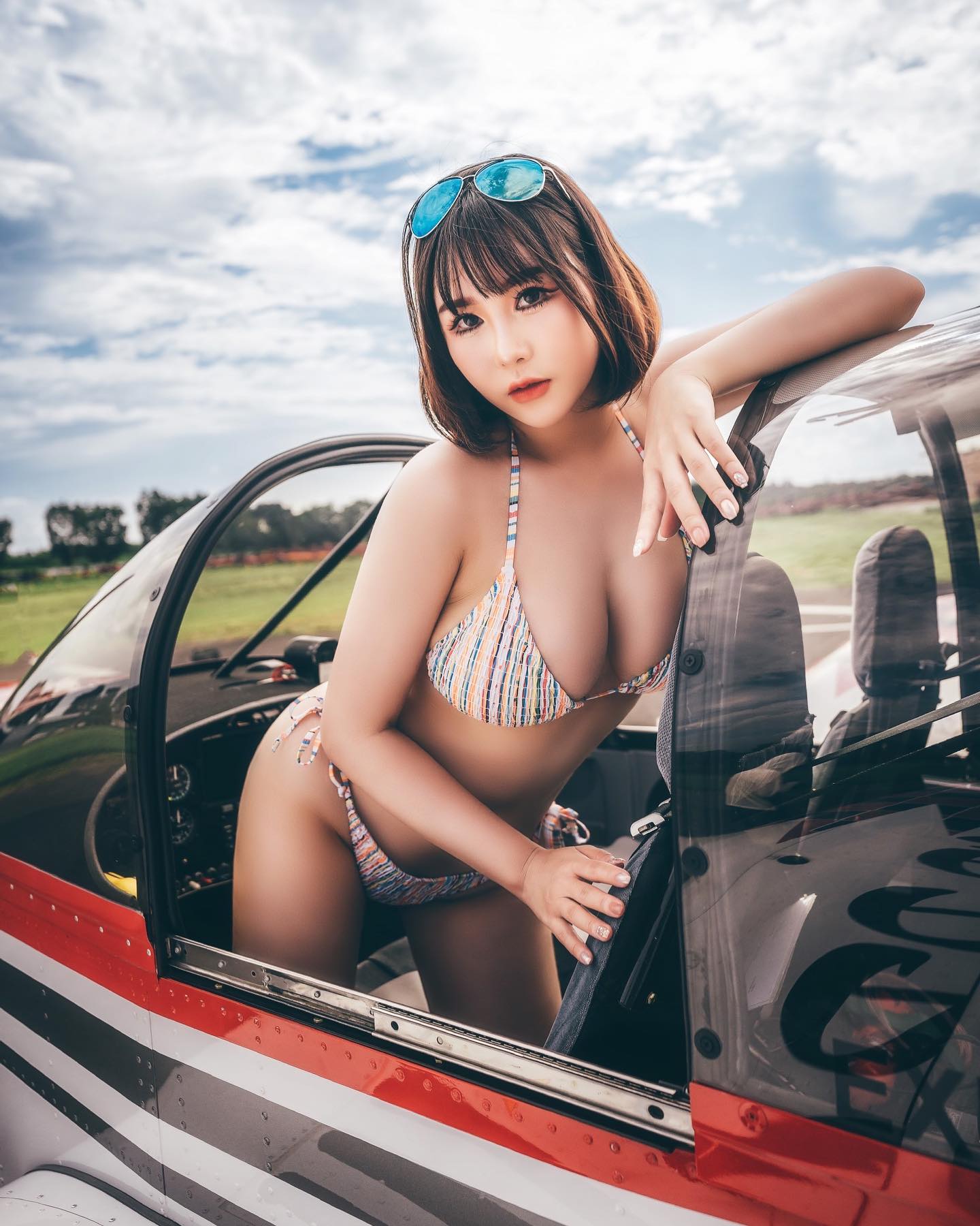 短髮女神「希維亞」飛機照內衣「F罩杯快掉出來了」！-第1章-图片2