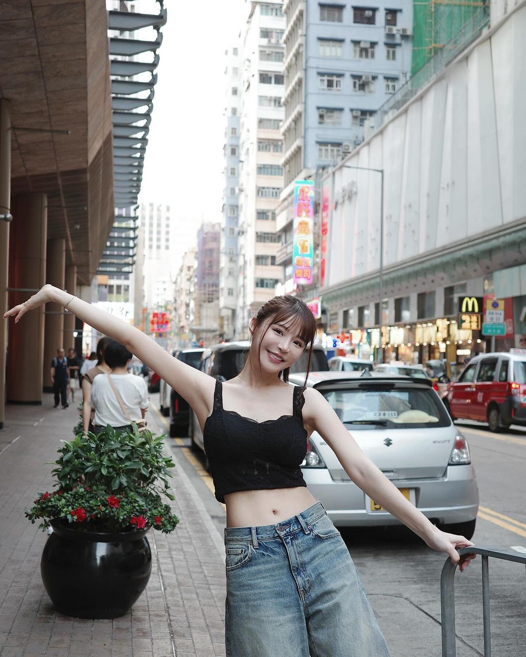 「寫真女神」元元收工後煩惱吃什麼？低胸深 V 洋裝炸出雙球，網友激動直喊：「吃我！-第1章-图片2