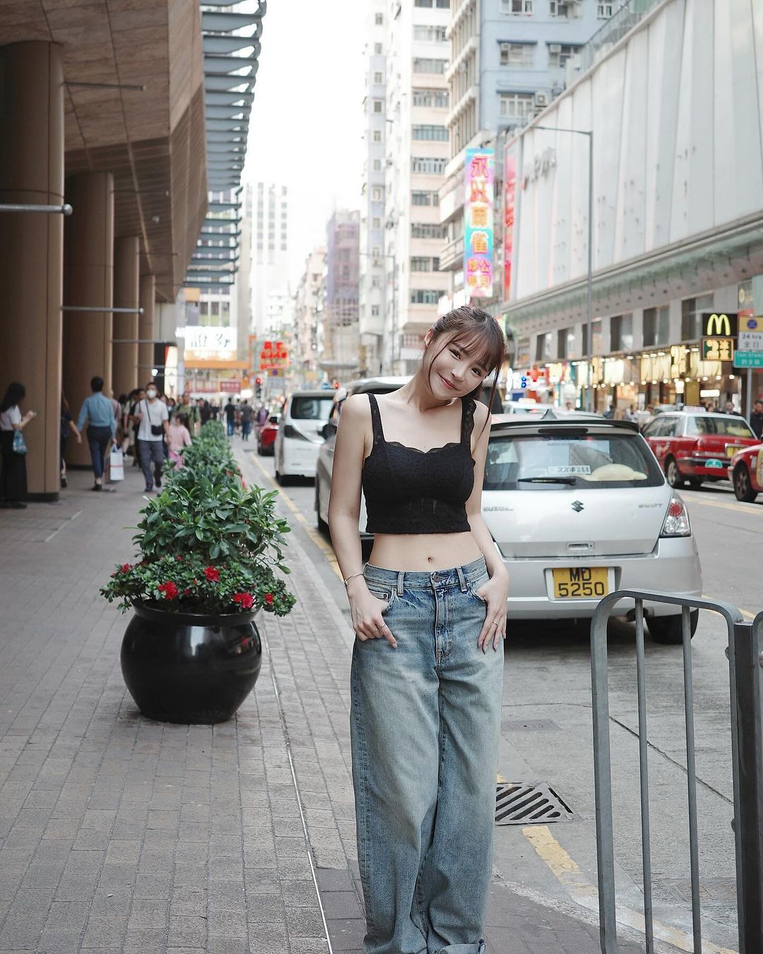 「寫真女神」元元收工後煩惱吃什麼？低胸深 V 洋裝炸出雙球，網友激動直喊：「吃我！-第1章-图片5