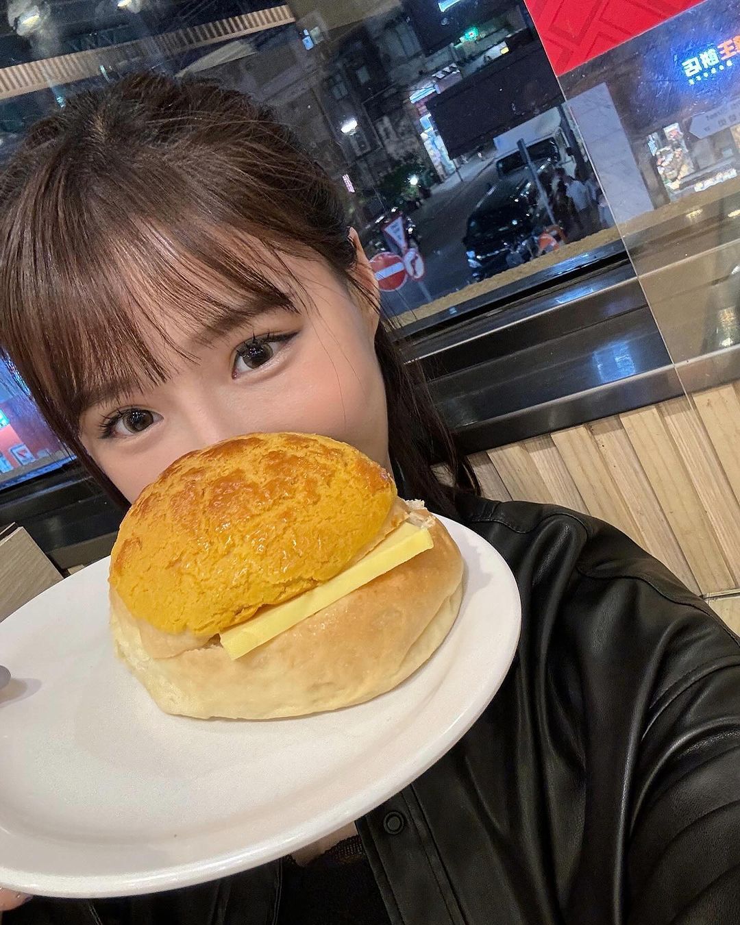 「寫真女神」元元收工後煩惱吃什麼？低胸深 V 洋裝炸出雙球，網友激動直喊：「吃我！-第1章-图片6