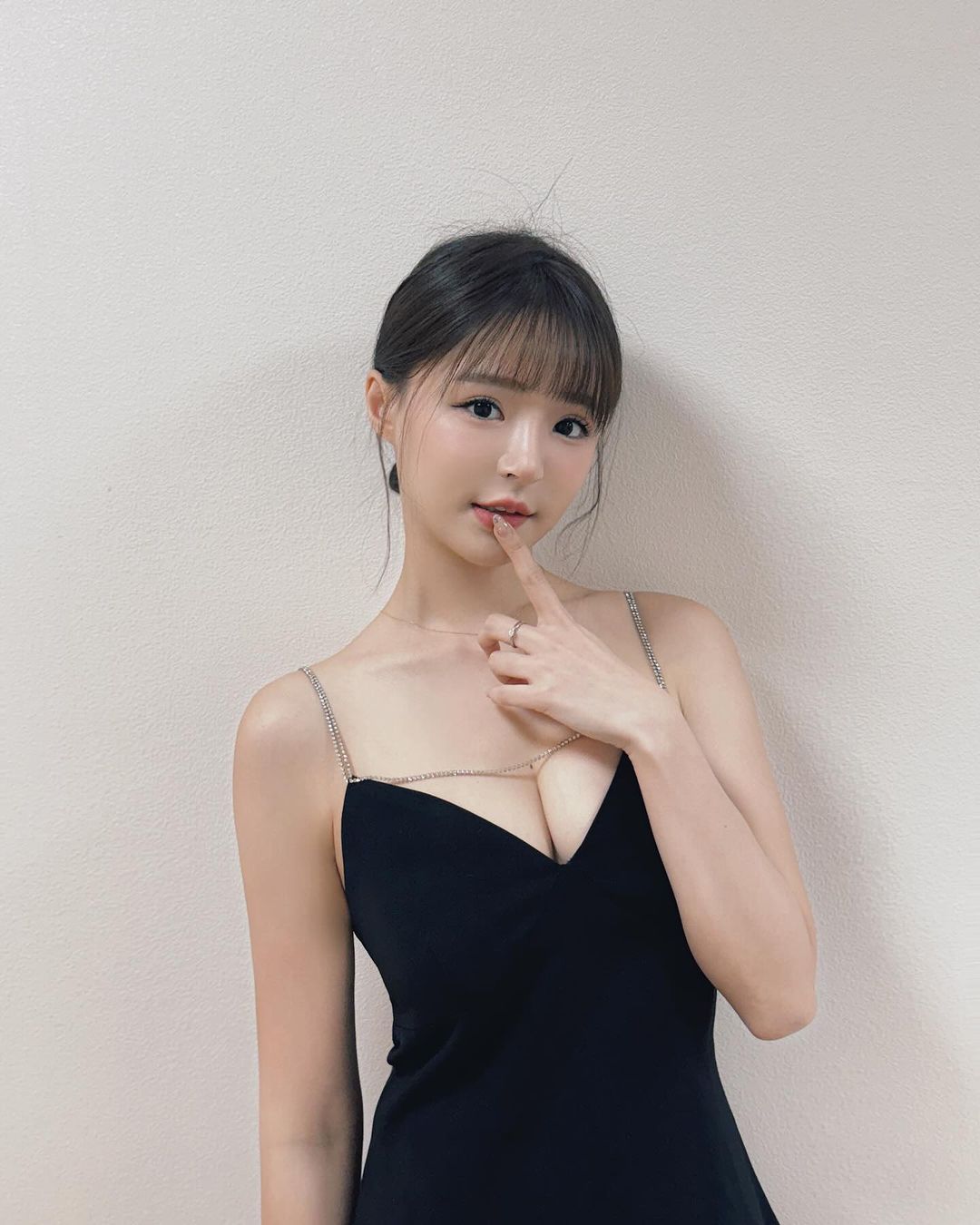 「寫真女神」元元收工後煩惱吃什麼？低胸深 V 洋裝炸出雙球，網友激動直喊：「吃我！-第1章-图片7