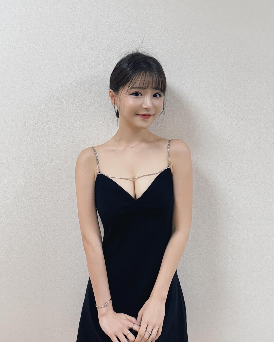 「寫真女神」元元收工後煩惱吃什麼？低胸深 V 洋裝炸出雙球，網友激動直喊：「吃我！-第1章-图片8