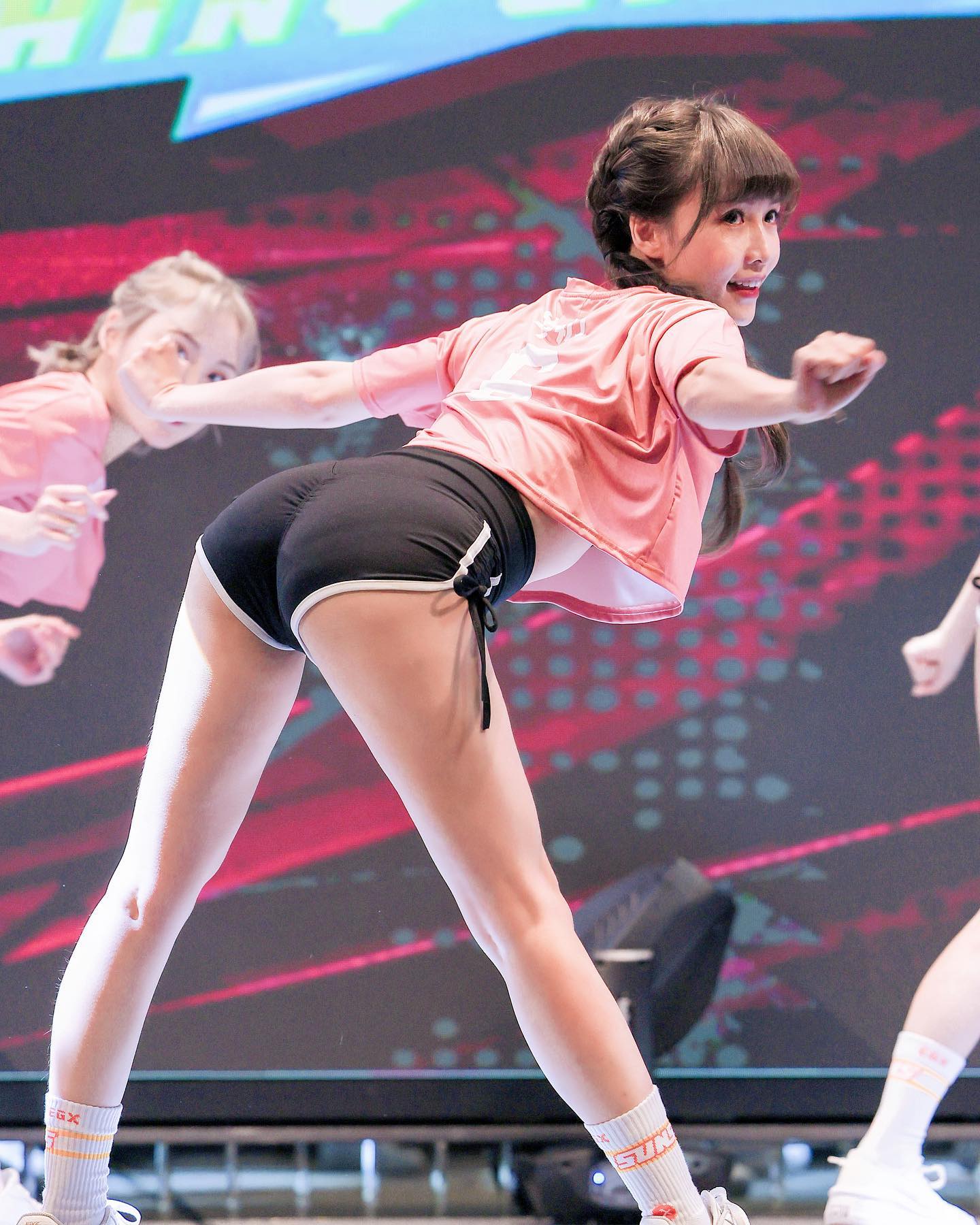 啦啦隊正妹「牛奶」白嫩美體絕頂誘惑 無法抗拒-第1章-图片1