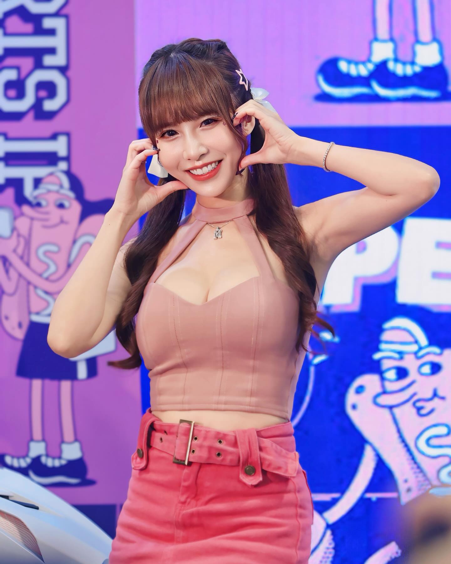 啦啦隊正妹「牛奶」白嫩美體絕頂誘惑 無法抗拒-第1章-图片4