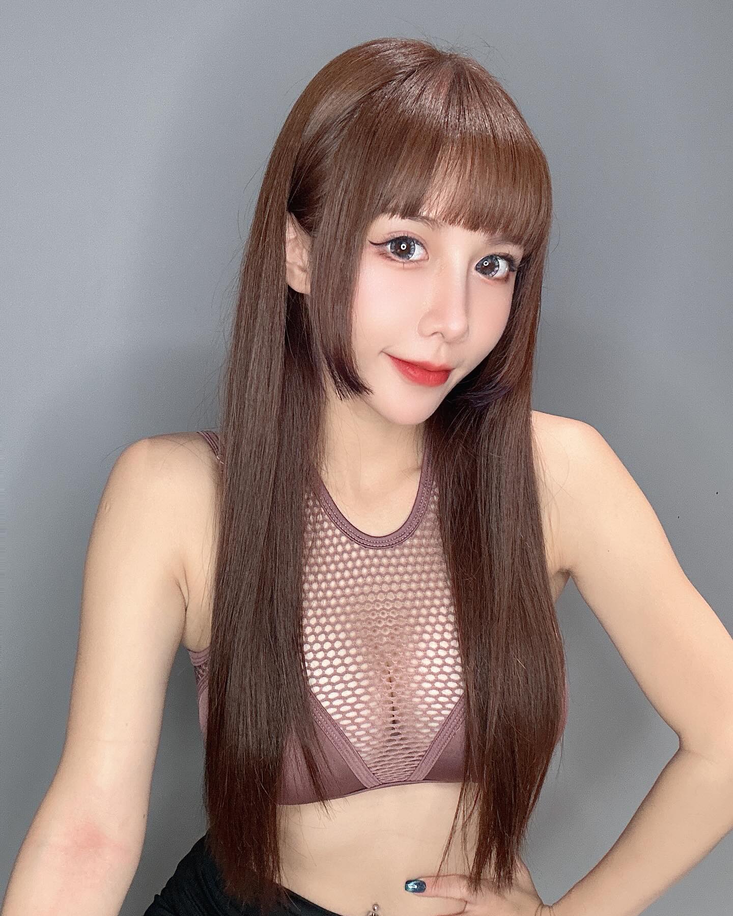 啦啦隊正妹「牛奶」白嫩美體絕頂誘惑 無法抗拒-第1章-图片7