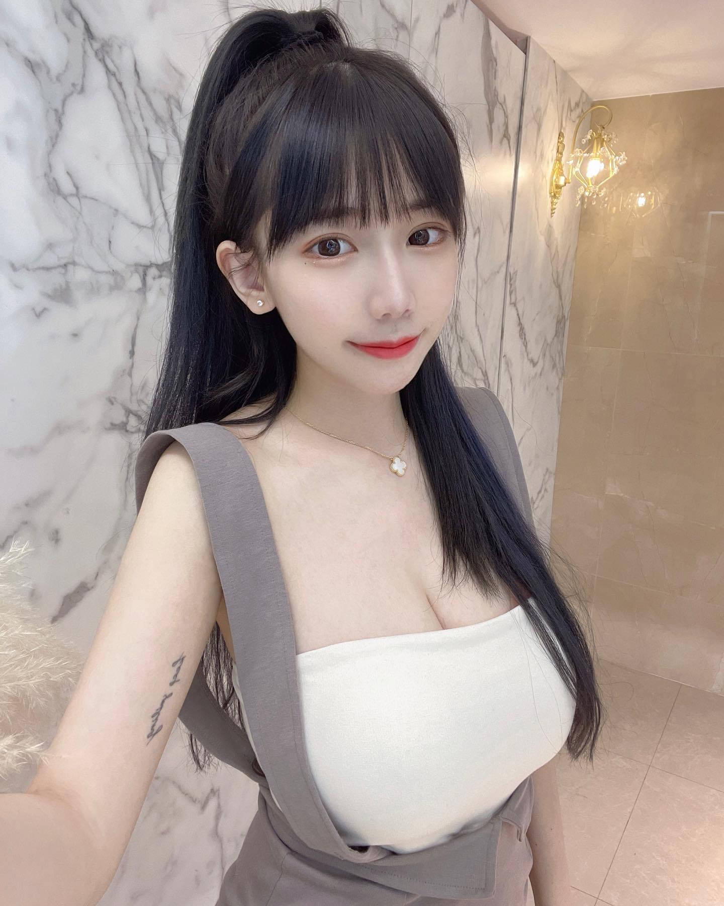 正妹「李允菲」白嫩小臉顏值超高 滿滿邪惡身材解放-第1章-图片9