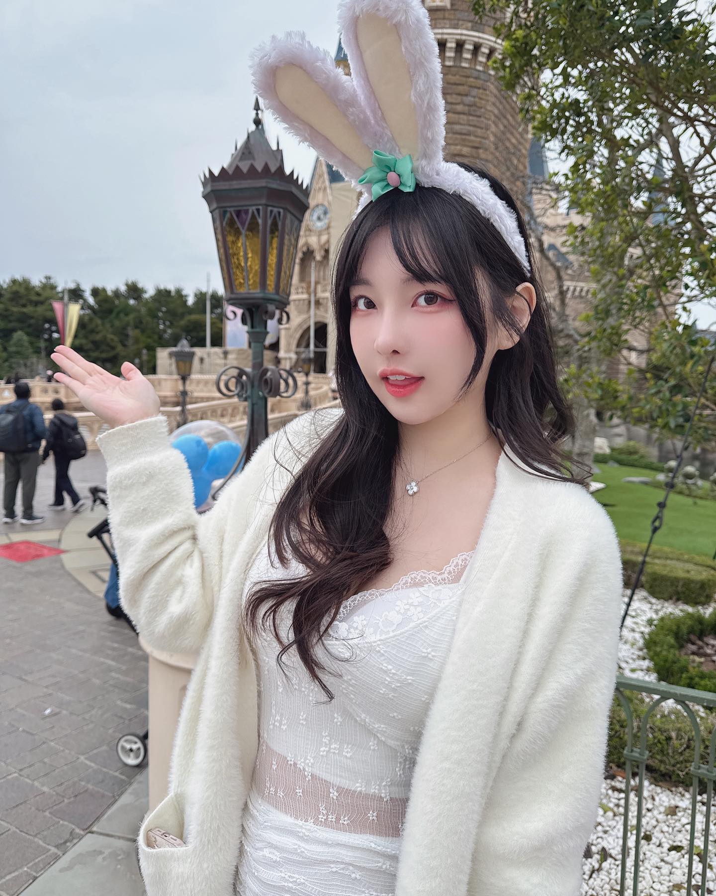 女神「依梨」魅惑電眼太撩人 身材更是火辣-第1章-图片2