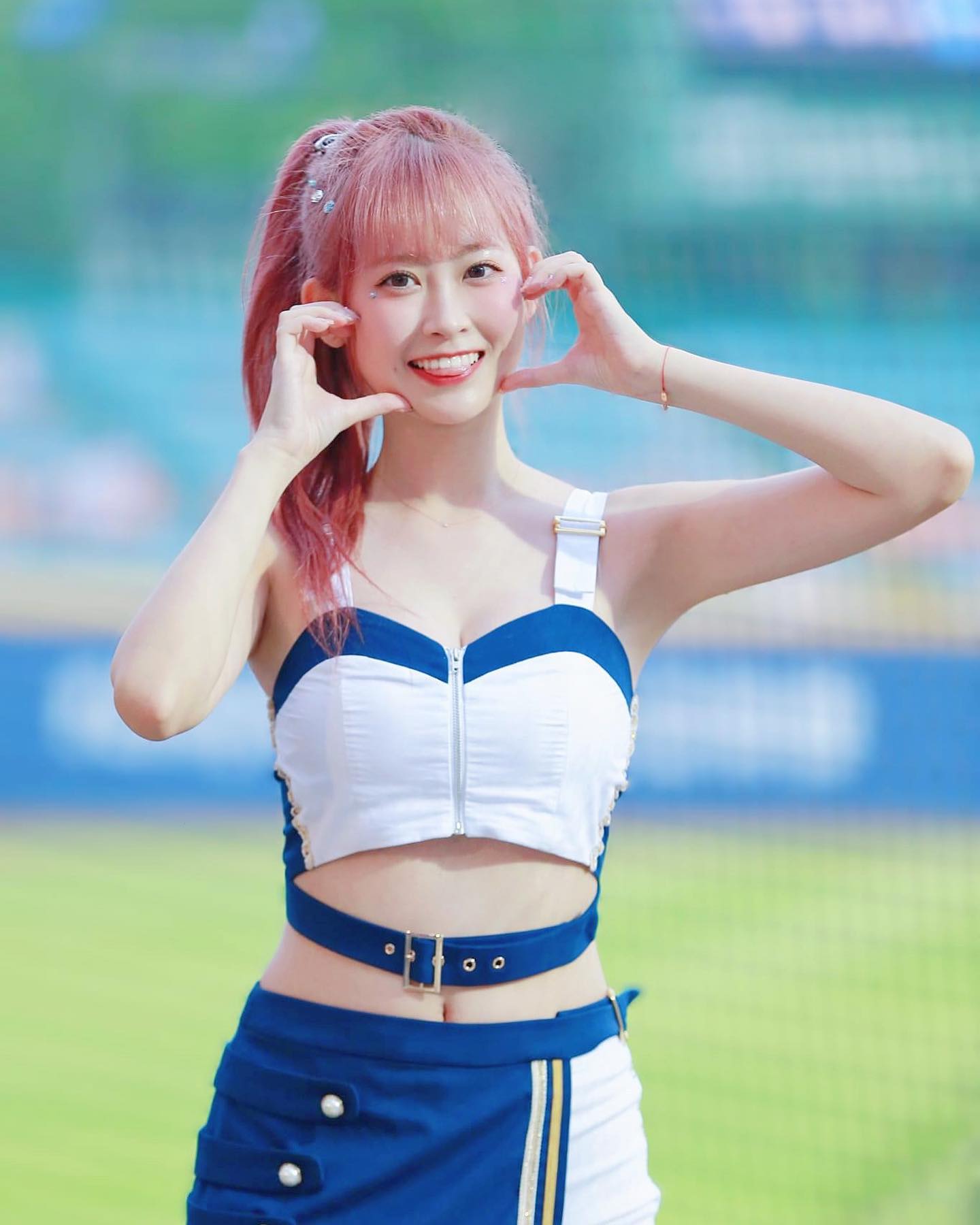 鄰家女孩「jessy」露出甜美微笑直接誘惑你的身心-第1章-图片2