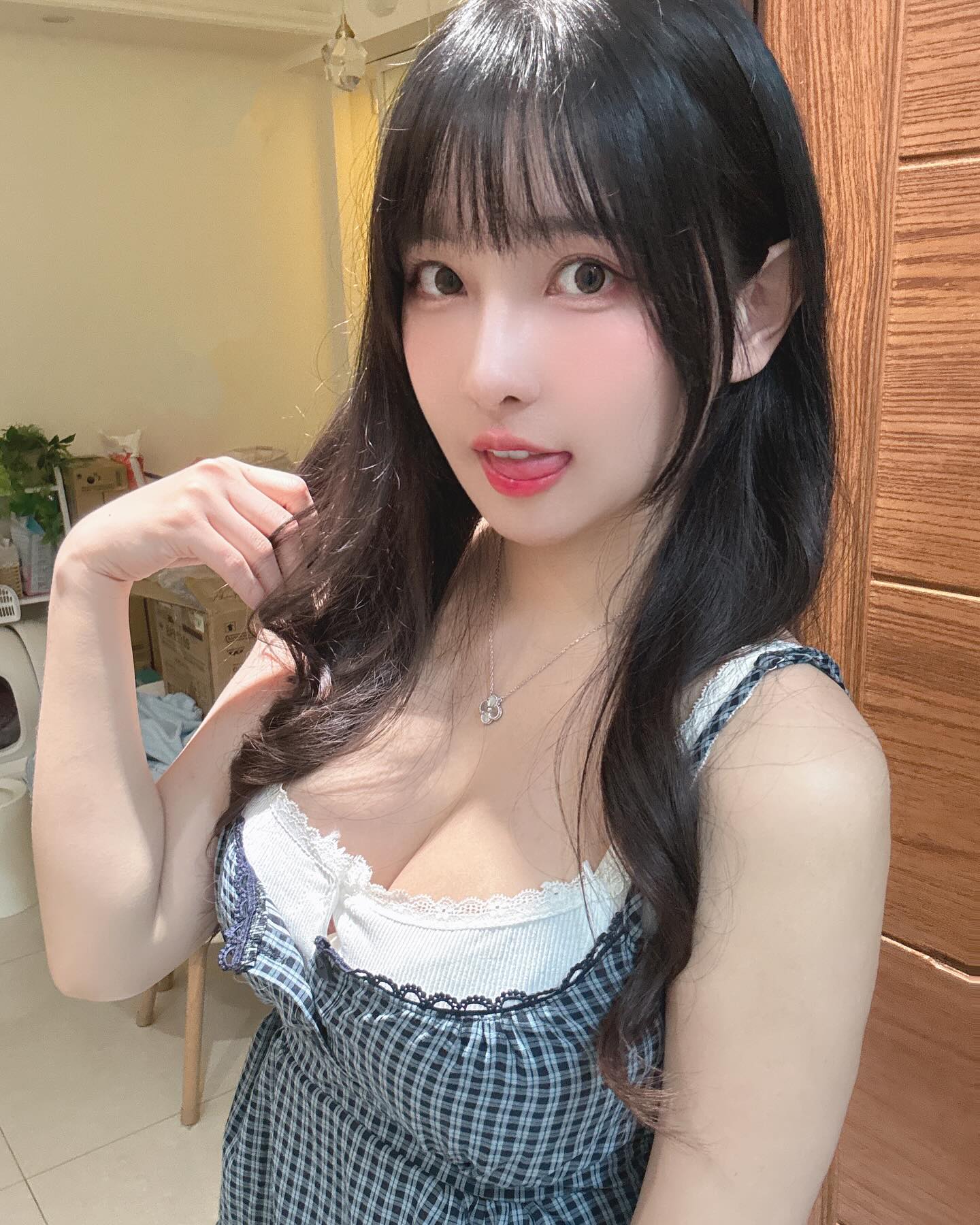 奶妹「依梨」飽滿乳量好撩人呀 都快要滿出來-第1章-图片2