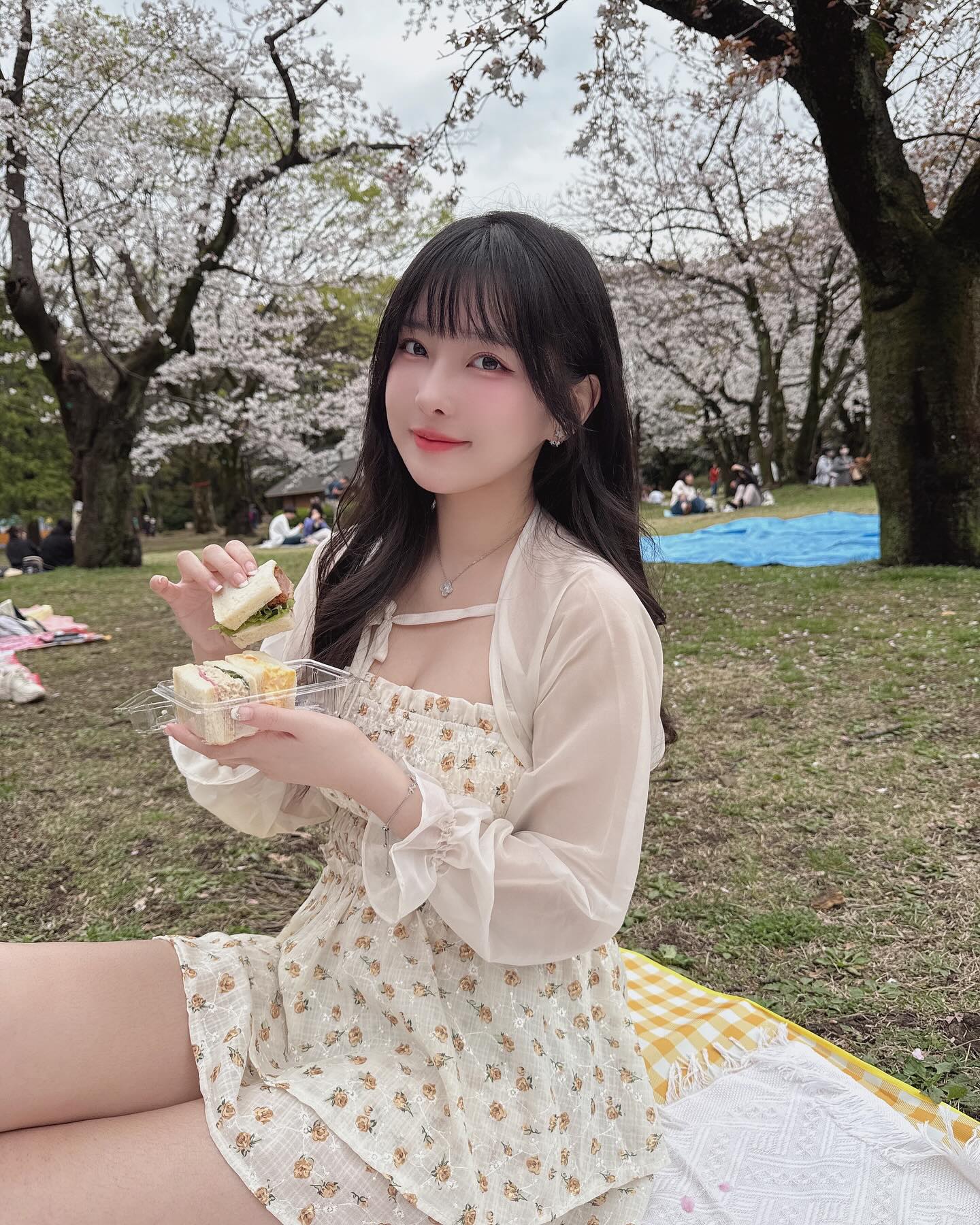 奶妹「依梨」飽滿乳量好撩人呀 都快要滿出來-第1章-图片3