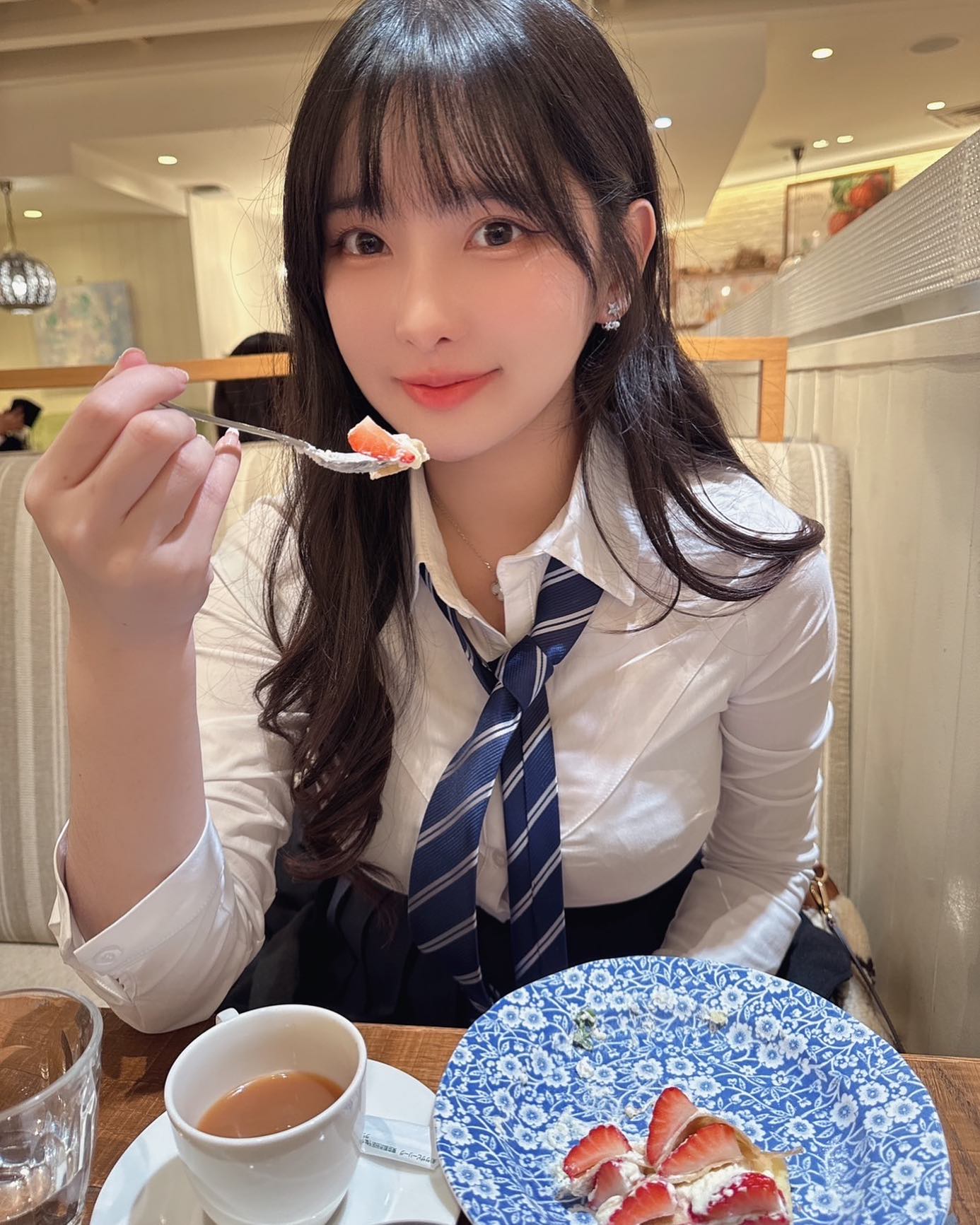 奶妹「依梨」飽滿乳量好撩人呀 都快要滿出來-第1章-图片4