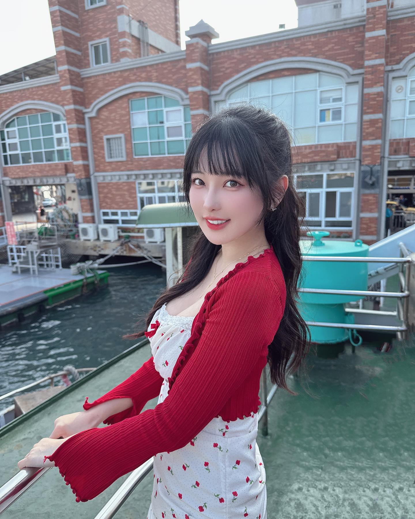 奶妹「依梨」飽滿乳量好撩人呀 都快要滿出來-第1章-图片6