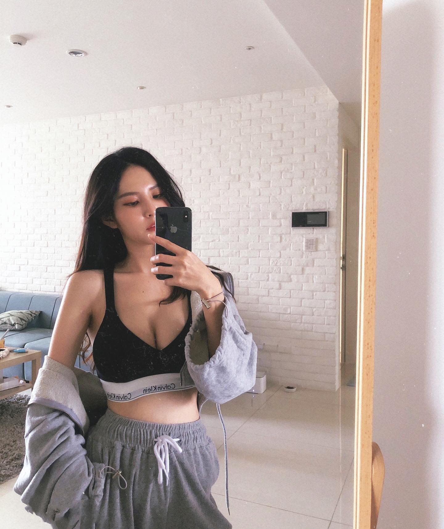 「喬希啊」胸前乳量若隱若現 藏不住的火辣誘惑-第1章-图片6